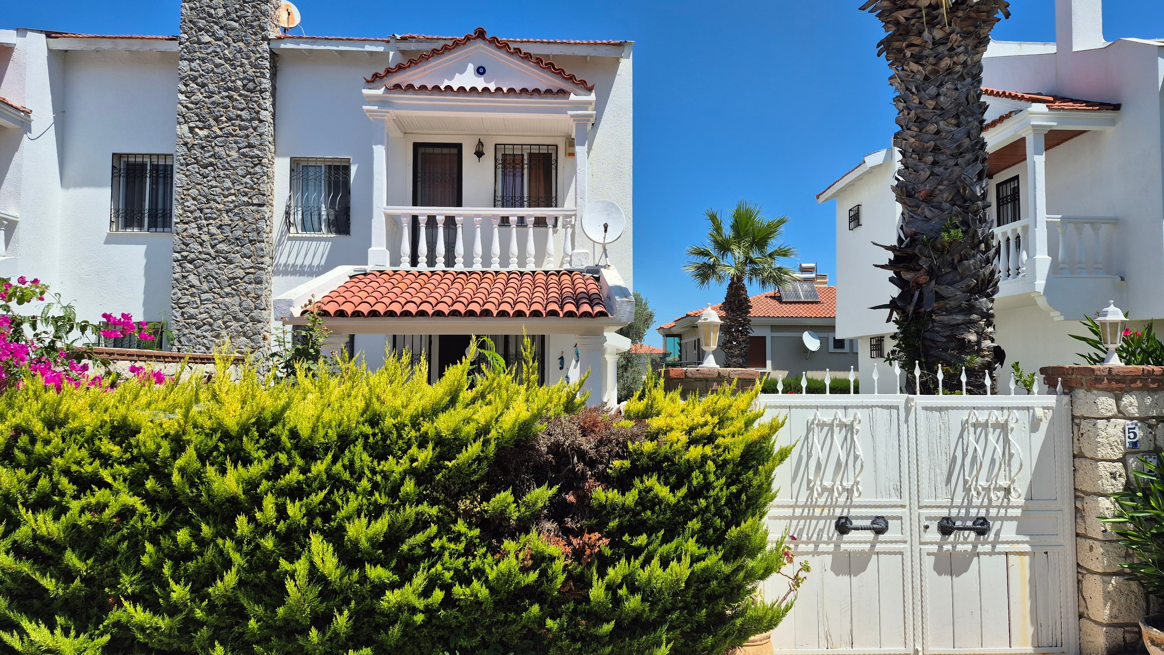 Alaçatı Sakızlar'da Çarşıya Yakın Satılık 4+2 Müstakil Villa, Alaçatı
