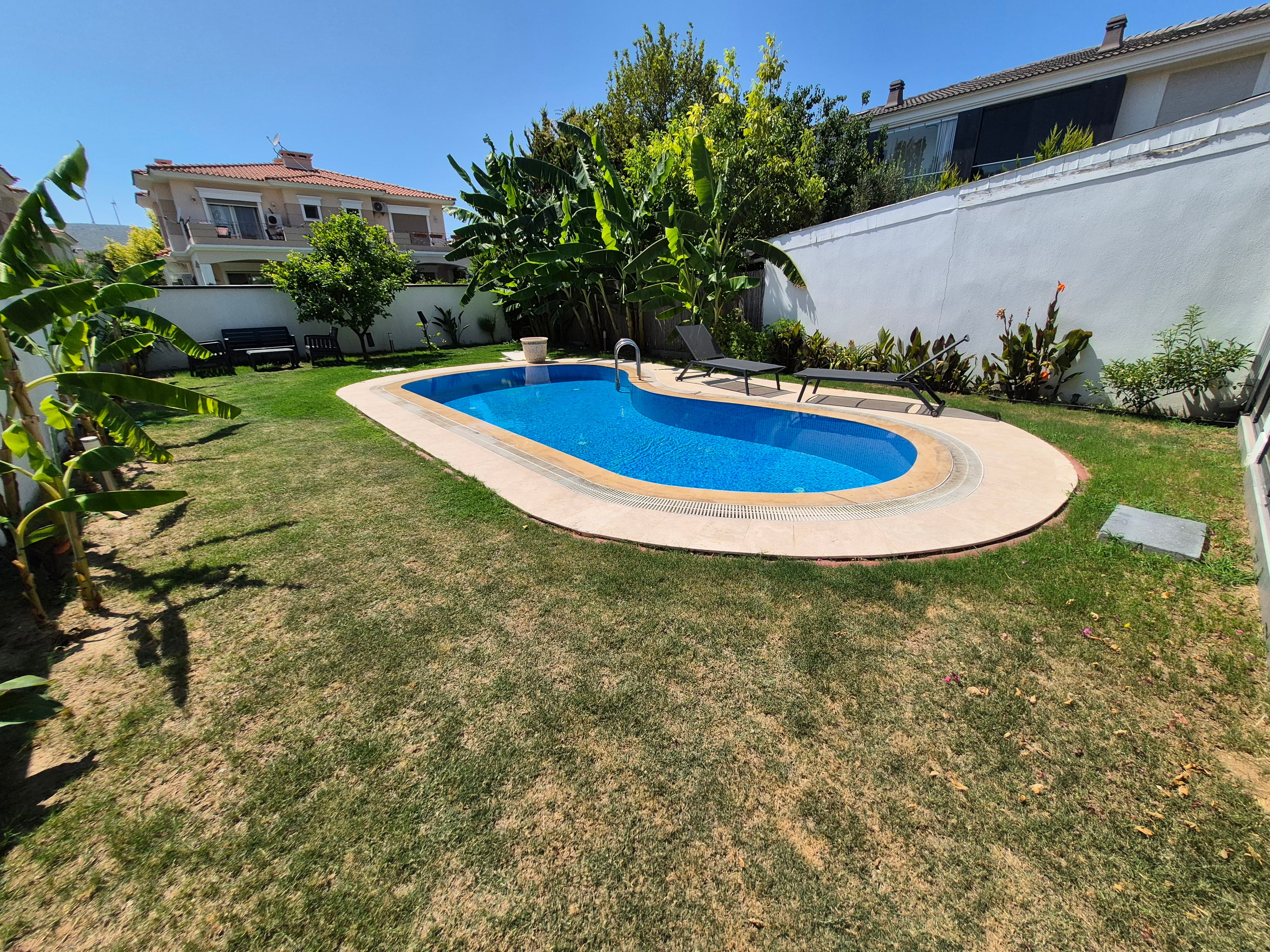 Alaçatı Çamlıkyol Üzeri Satılık 4+1 Havuzlu Müstakil Villa, Alaçatı