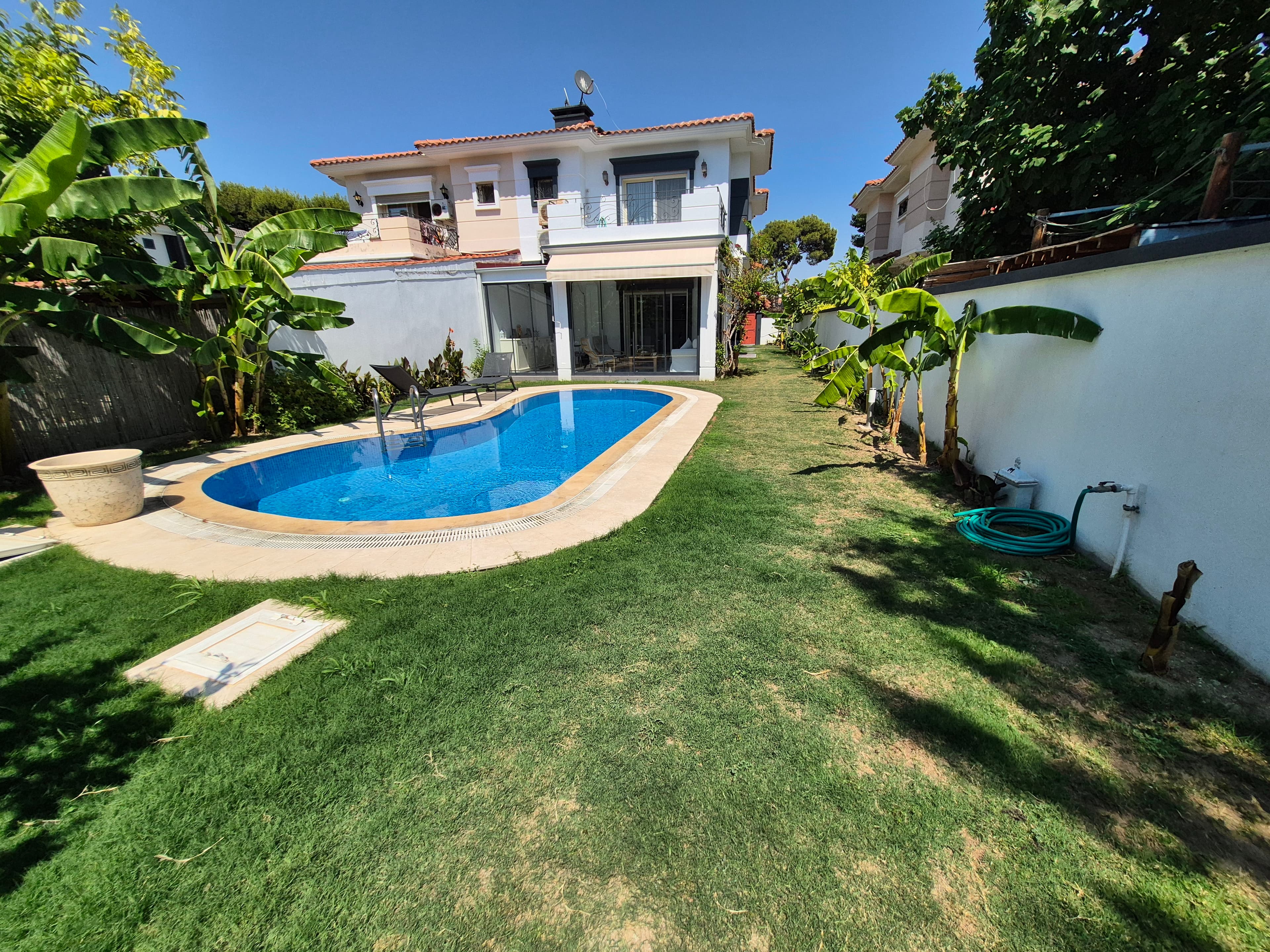 Alaçatı Çamlıkyol Üzeri Satılık 4+1 Havuzlu Müstakil Villa, Alaçatı