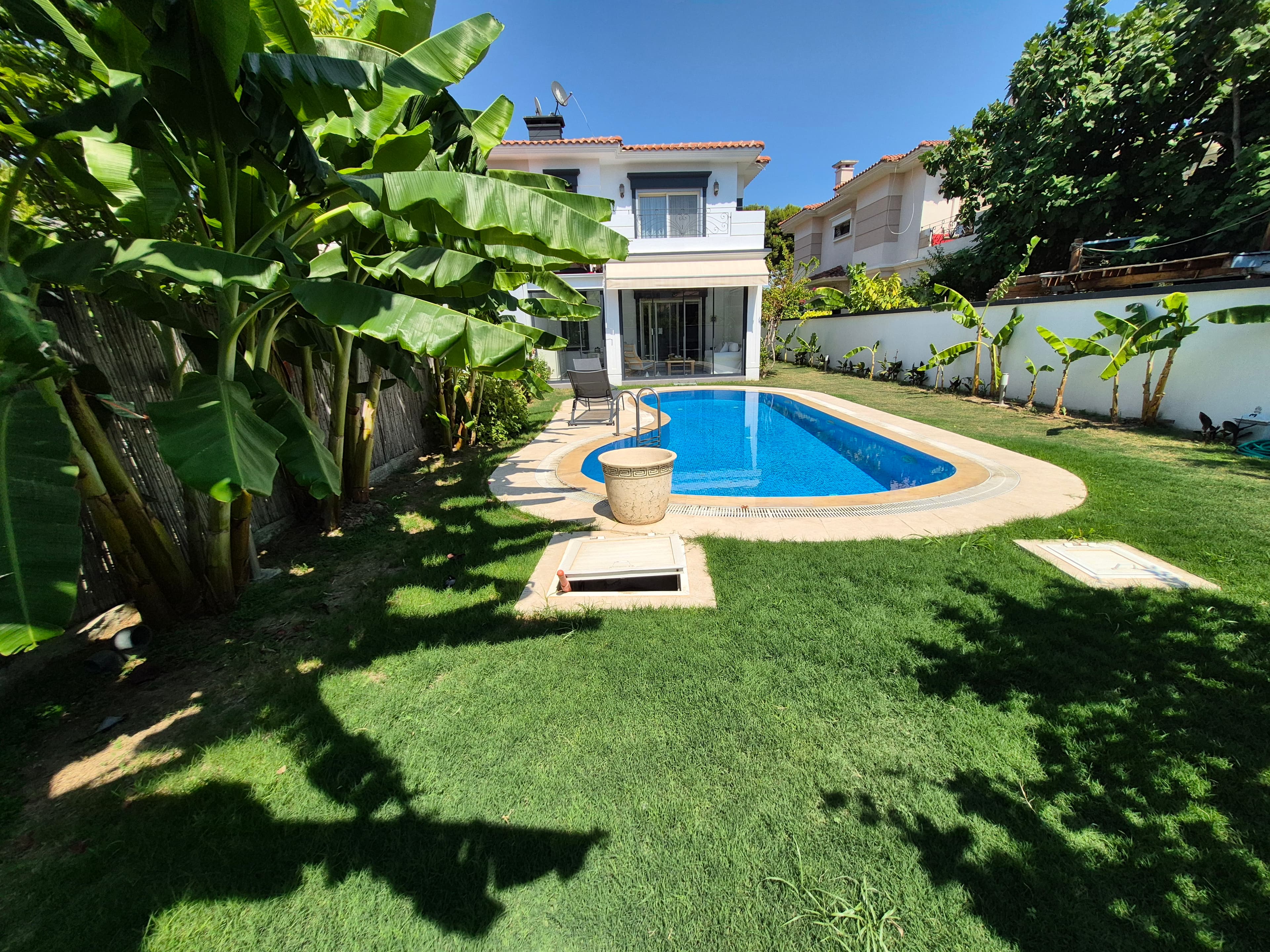 Alaçatı Çamlıkyol Üzeri Satılık 4+1 Havuzlu Müstakil Villa, Alaçatı