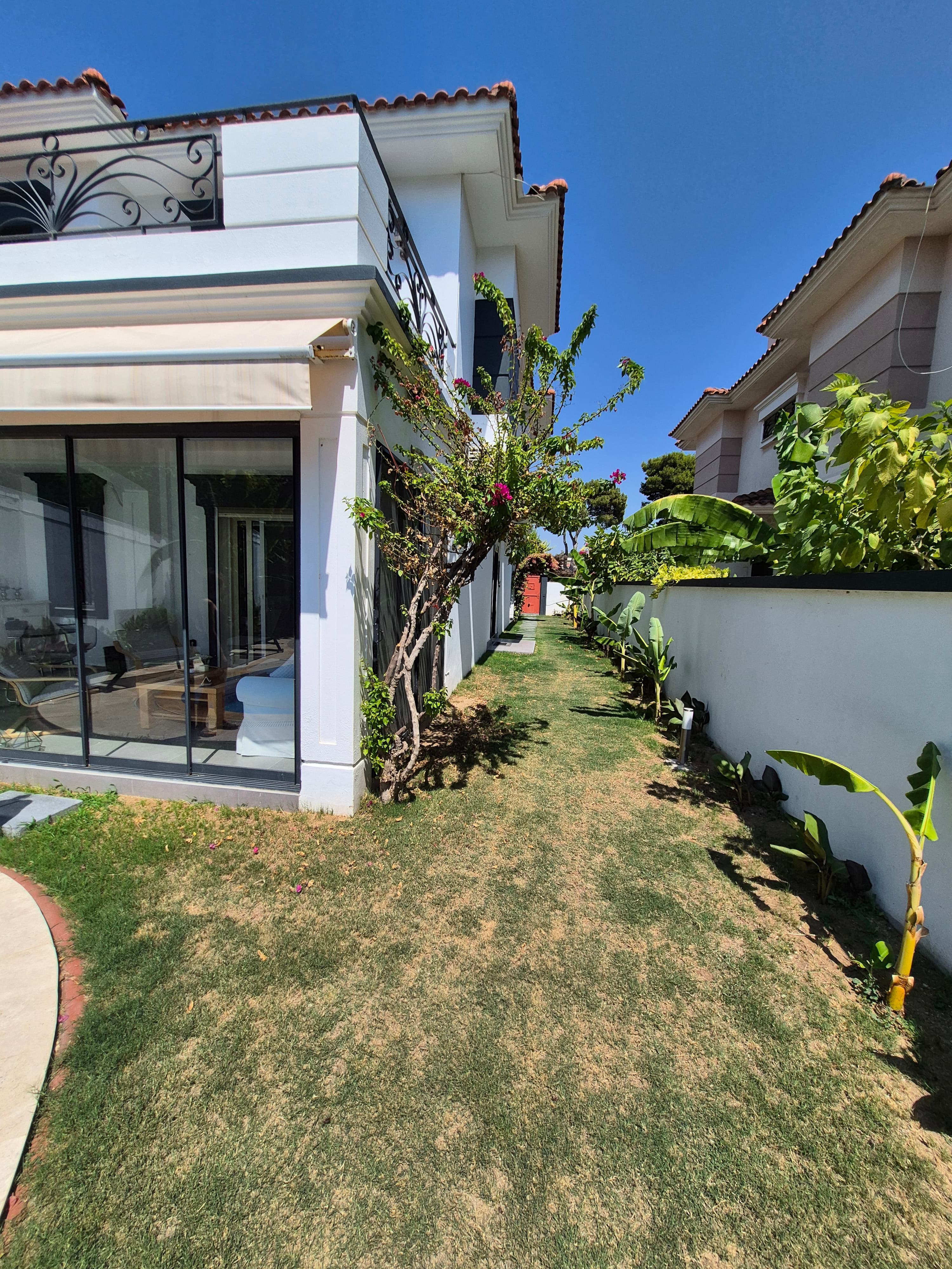 Alaçatı Çamlıkyol Üzeri Satılık 4+1 Havuzlu Müstakil Villa, Alaçatı