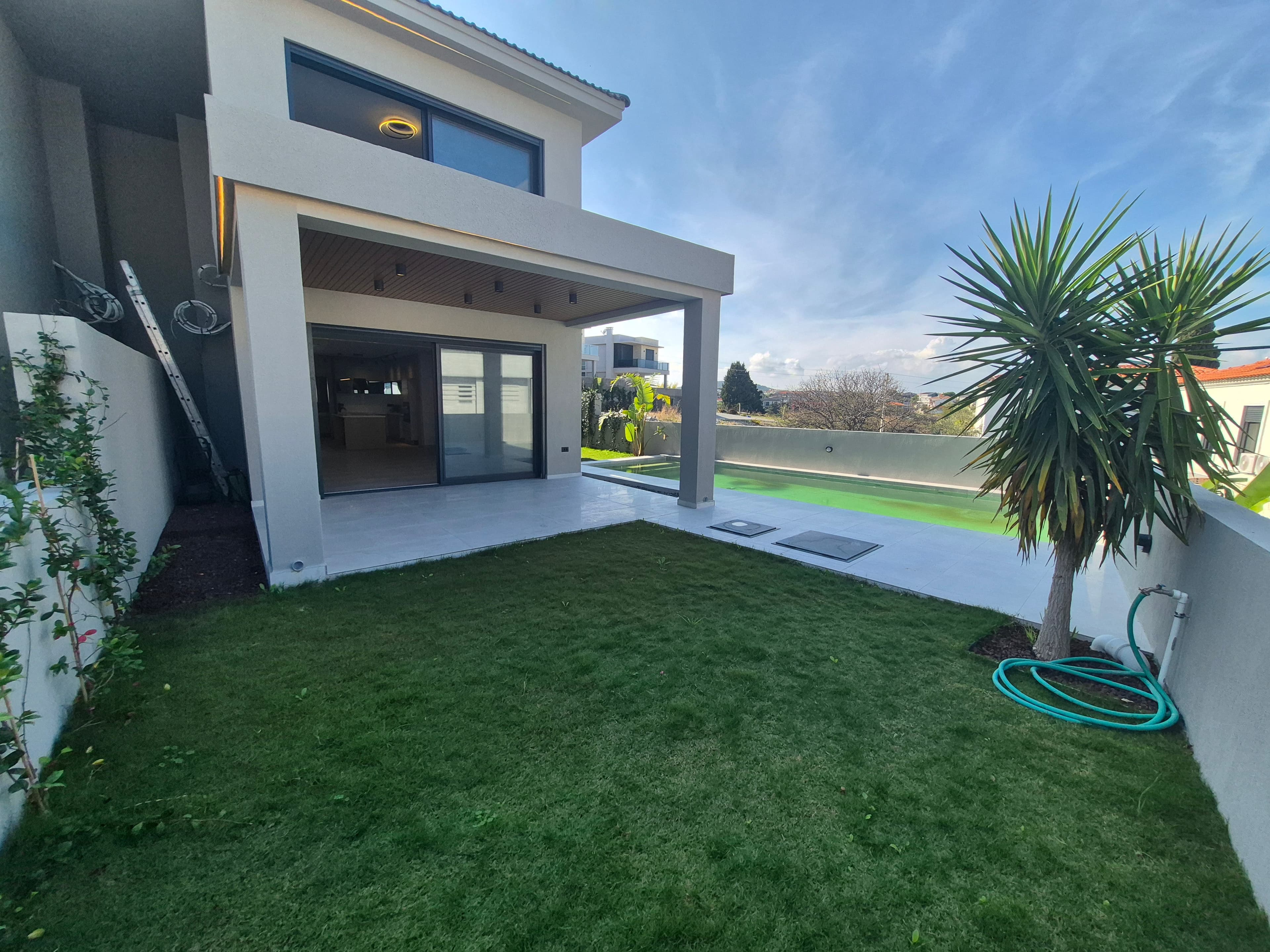 Çeşme Şifne'de Satılık 4+1 Modern Tasarım Müstakil Havuzlu Lüks Villa, Şifne, Çeşme