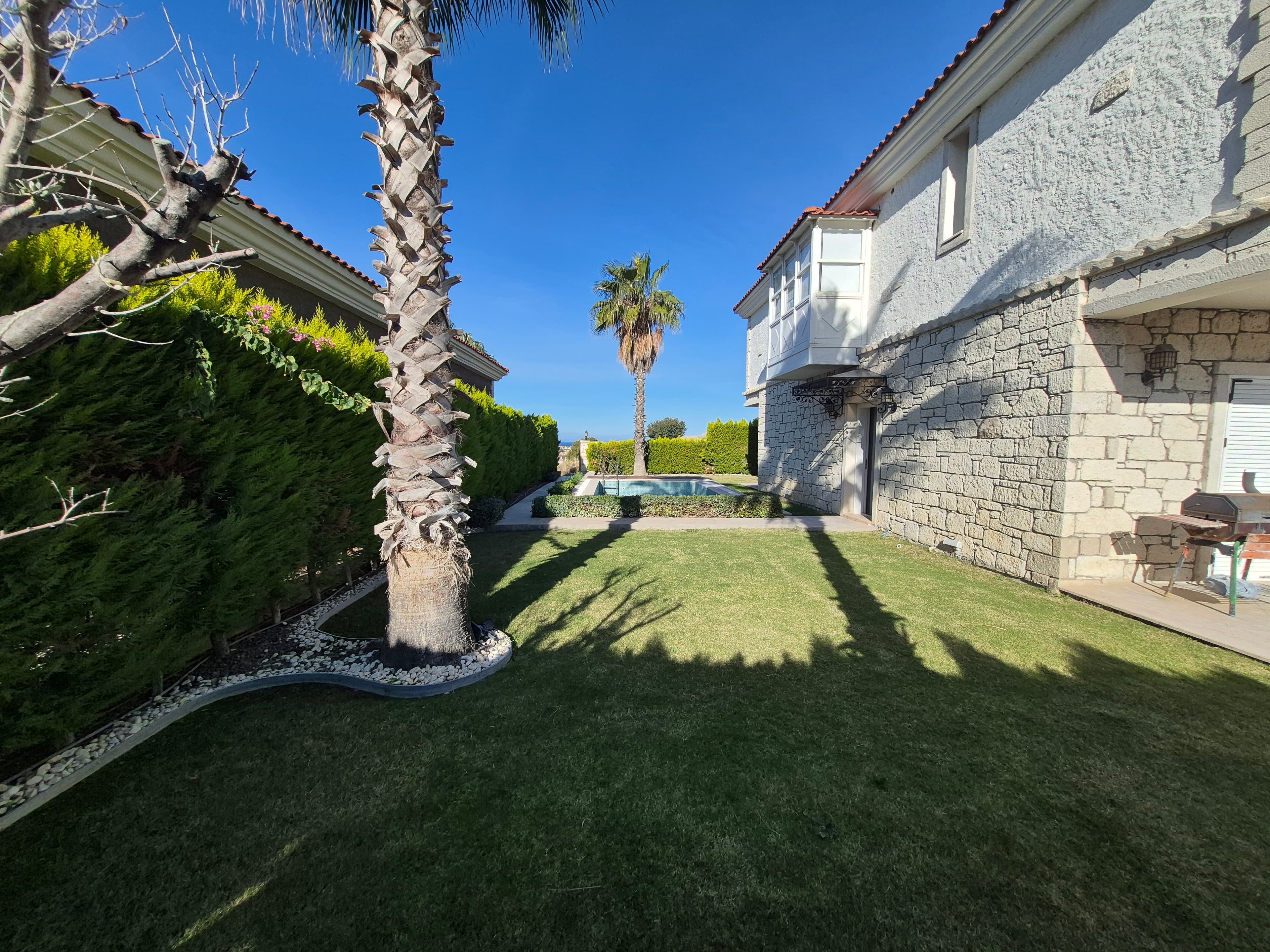 Luxuriöse 3+1 Villa mit Meerblick, großem Garten und privatem Pool zum Verkauf in Çeşme Şifne Yalı, Yalı, Çeşme