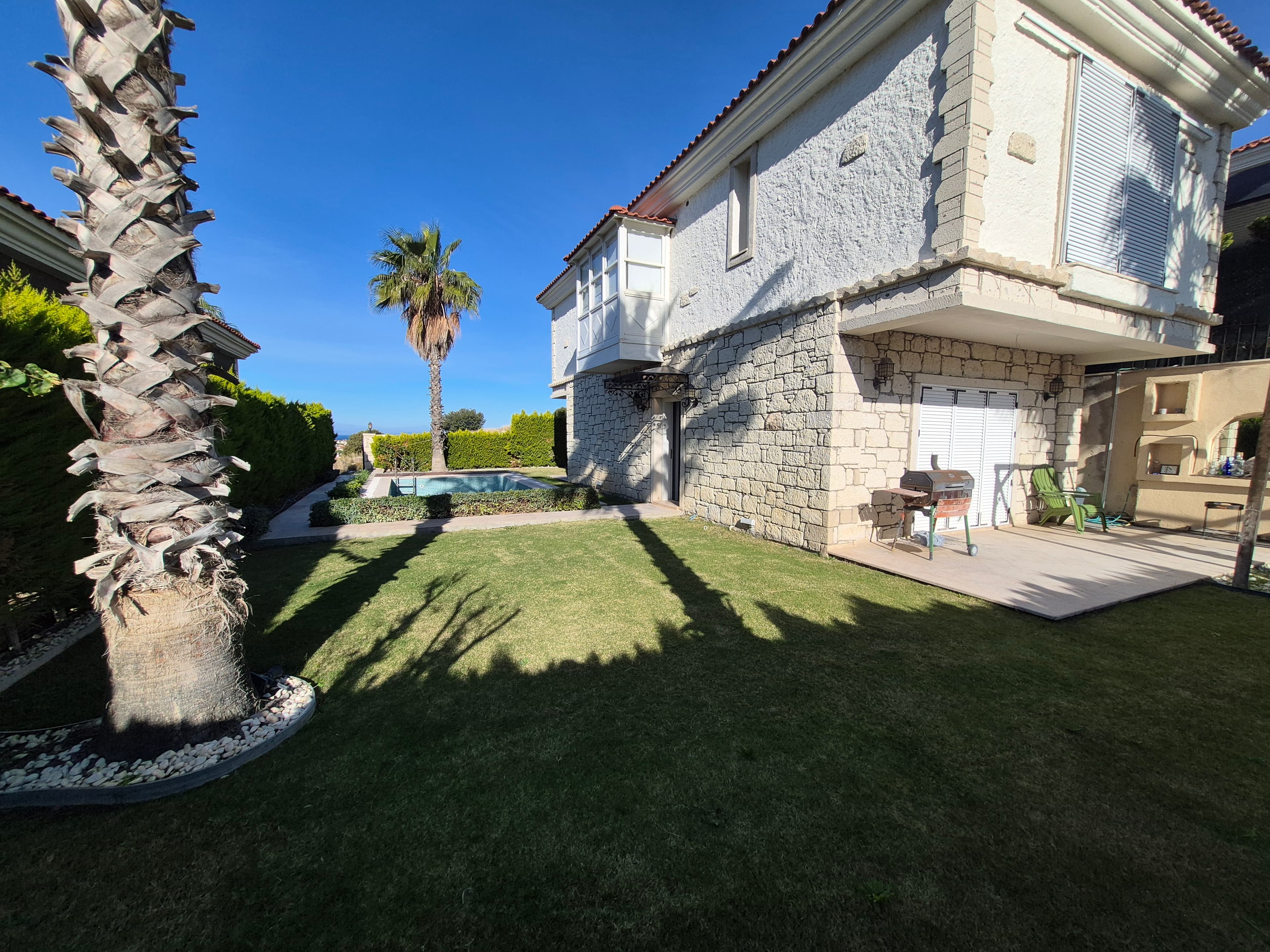 Luxuriöse 3+1 Villa mit Meerblick, großem Garten und privatem Pool zum Verkauf in Çeşme Şifne Yalı, Yalı, Çeşme