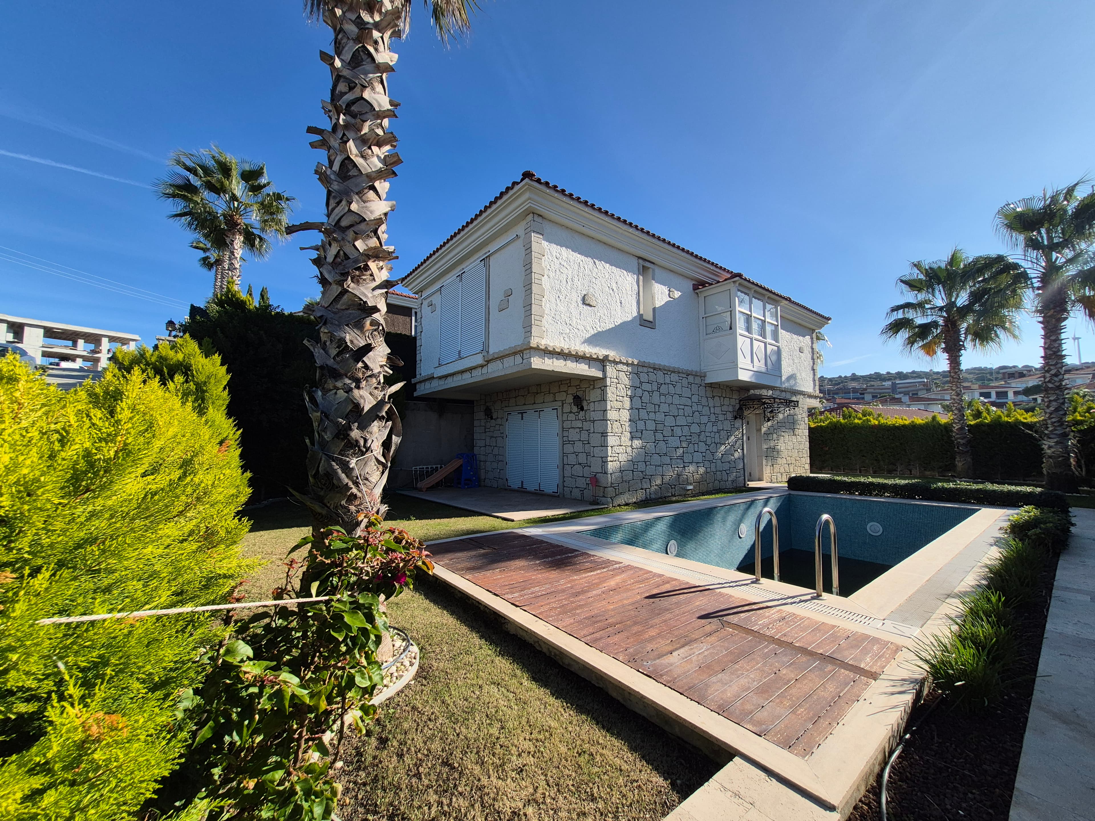 Luxuriöse 3+1 Villa mit Meerblick, großem Garten und privatem Pool zum Verkauf in Çeşme Şifne Yalı, Yalı, Çeşme