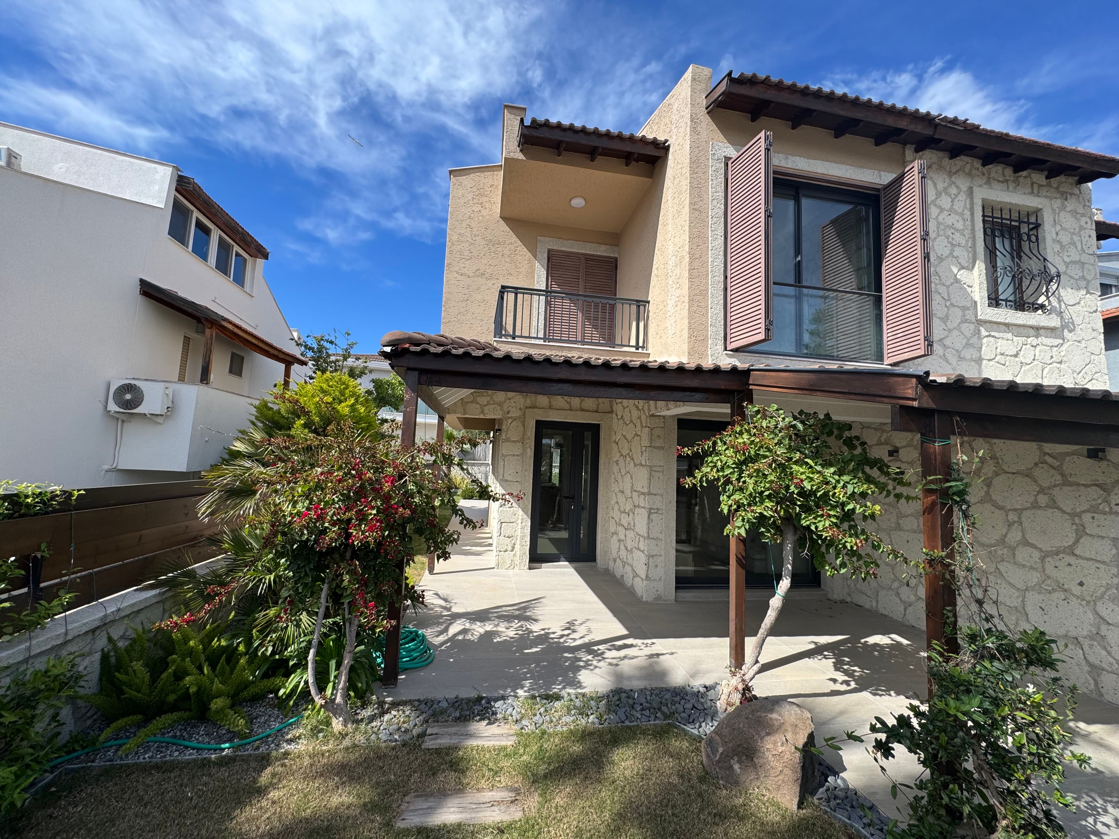 Alaçatı Çamlıkyol'da Satılık 4+1 Müstakil Havuzlu Şık Villa, Alaçatı