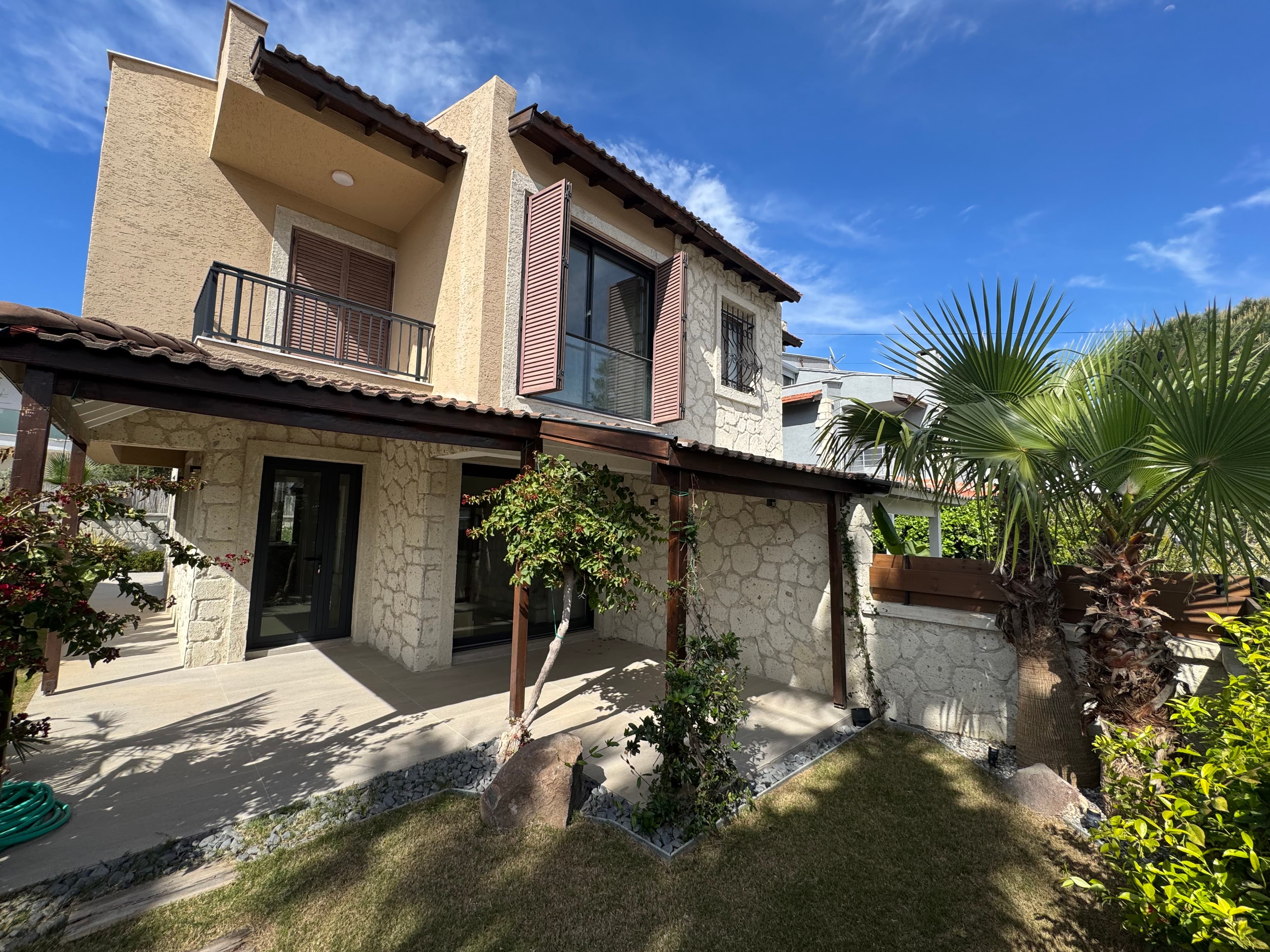 Alaçatı Çamlıkyol'da Satılık 4+1 Müstakil Havuzlu Şık Villa, Alaçatı