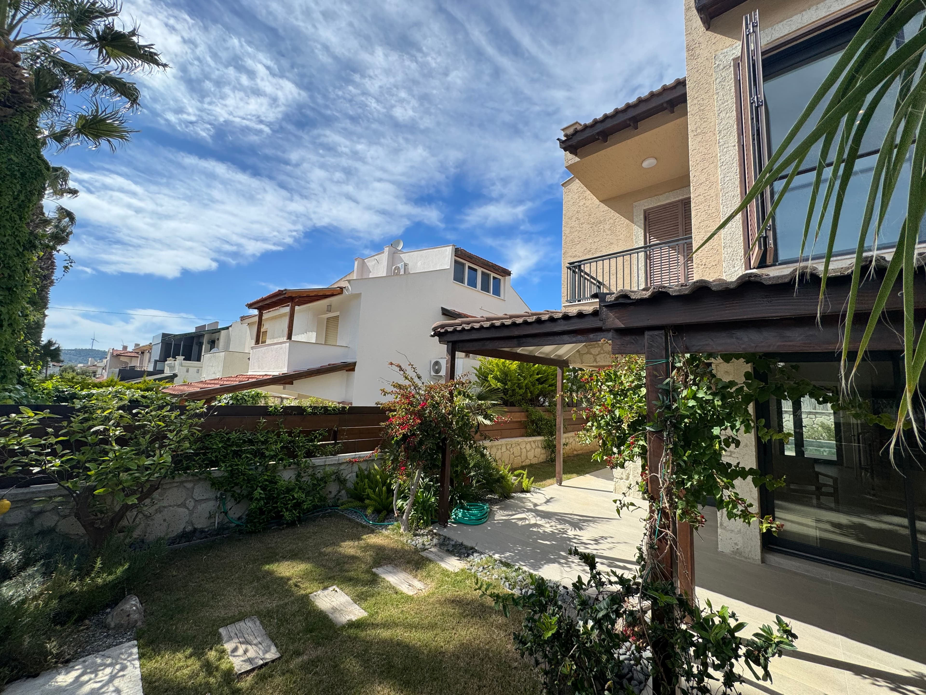 Alaçatı Çamlıkyol'da Satılık 4+1 Müstakil Havuzlu Şık Villa, Alaçatı