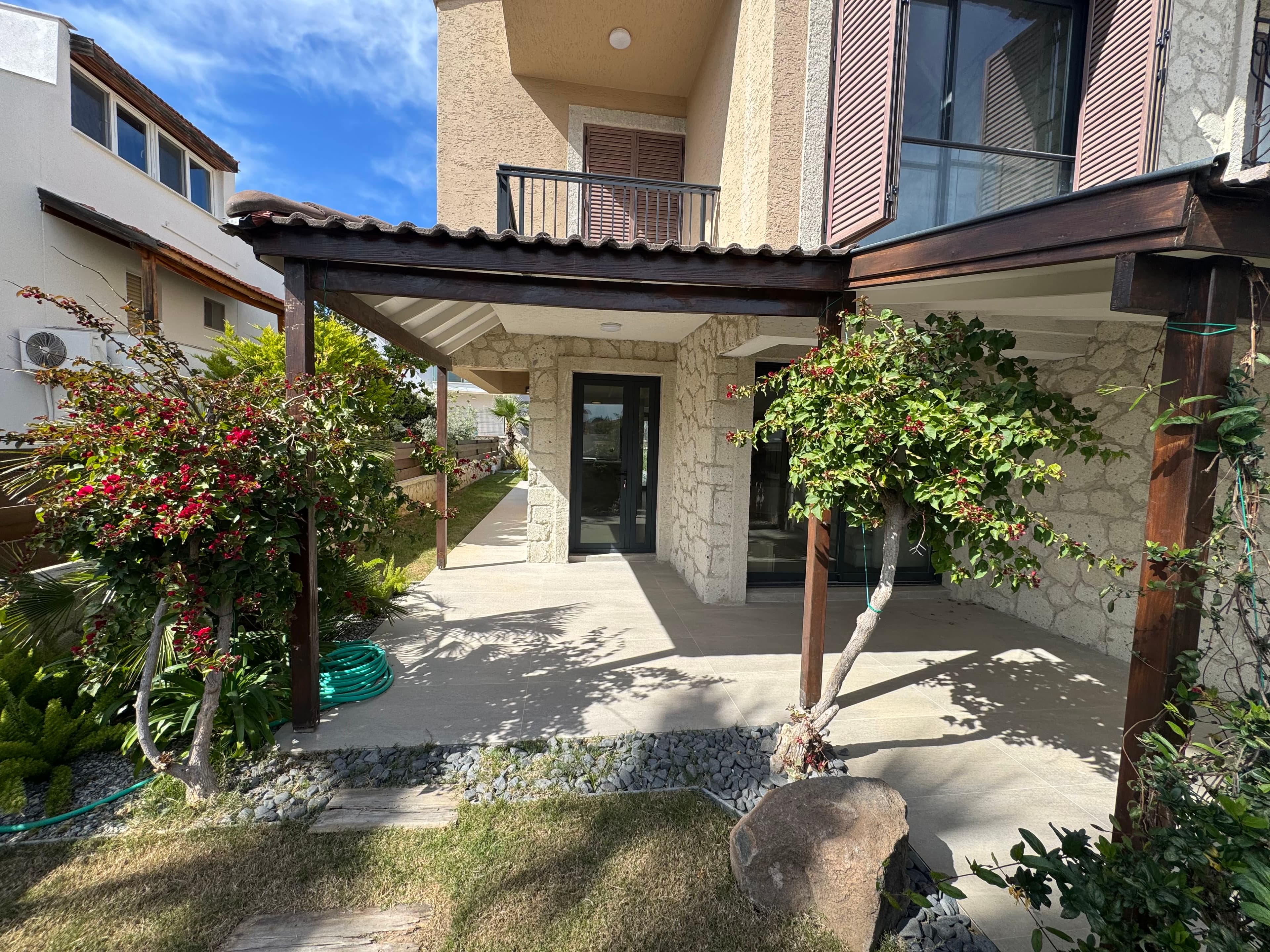 Alaçatı Çamlıkyol'da Satılık 4+1 Müstakil Havuzlu Şık Villa, Alaçatı