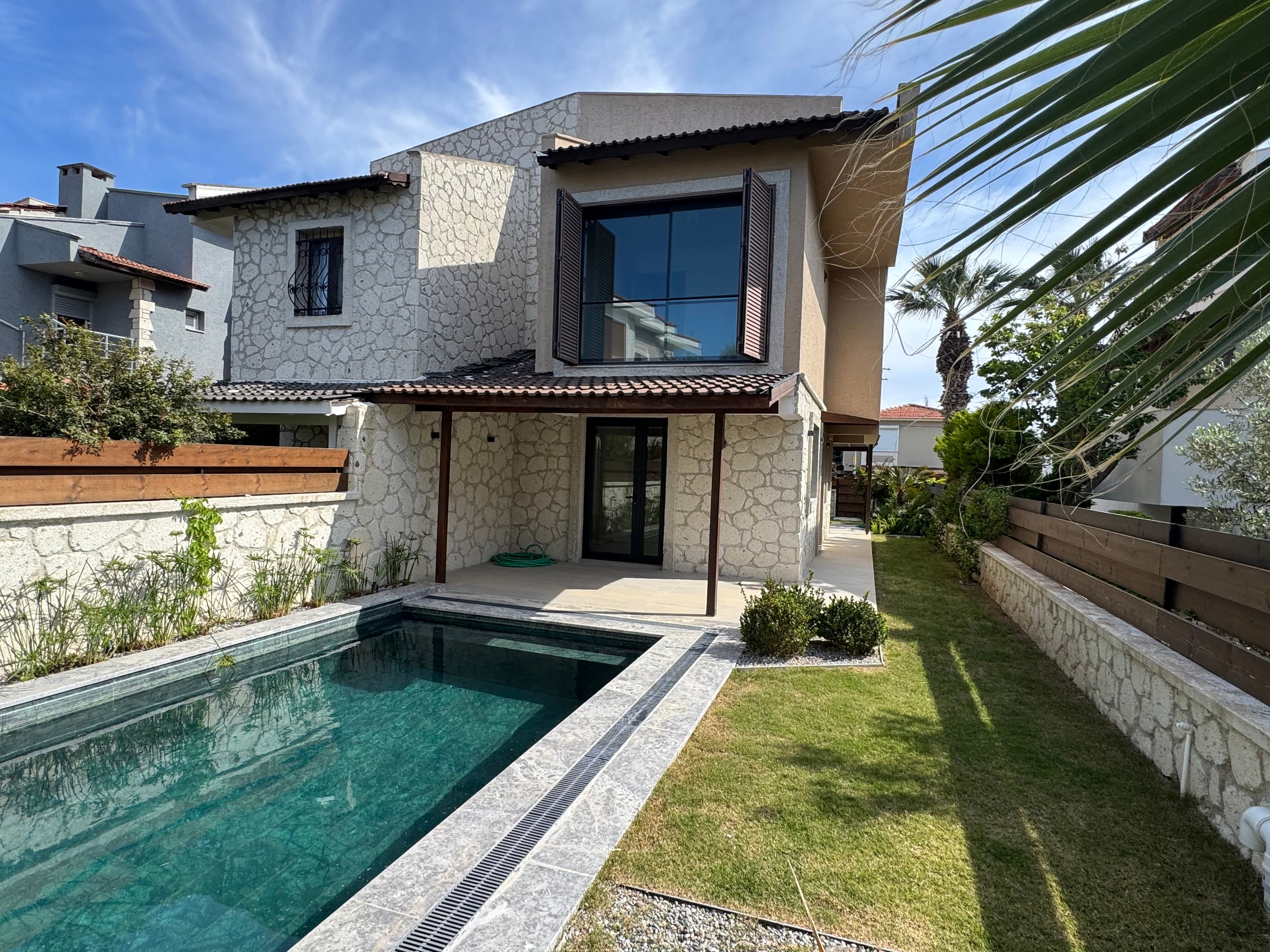 Alaçatı Çamlıkyol'da Satılık 4+1 Müstakil Havuzlu Şık Villa, Alaçatı