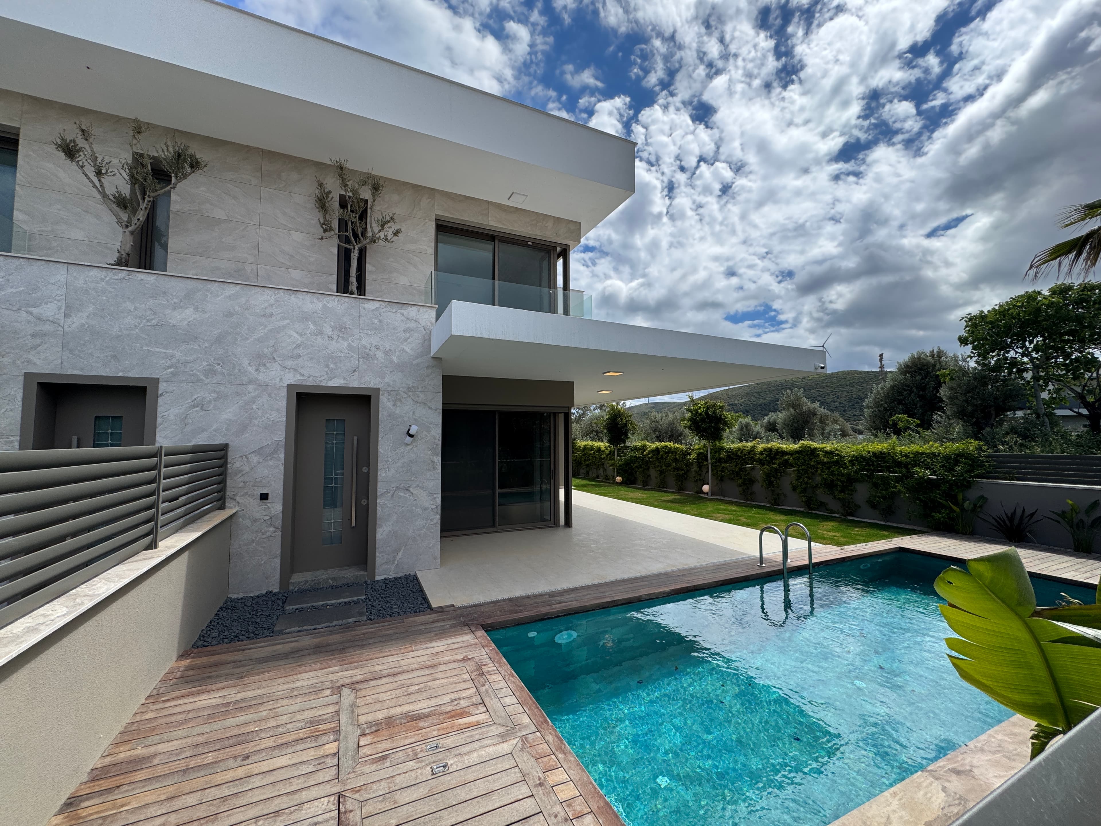 Alaçatı Göbene Çakmak'ta Satılık 4+1 Müstakil Havuzlu Şık Villa, Alaçatı
