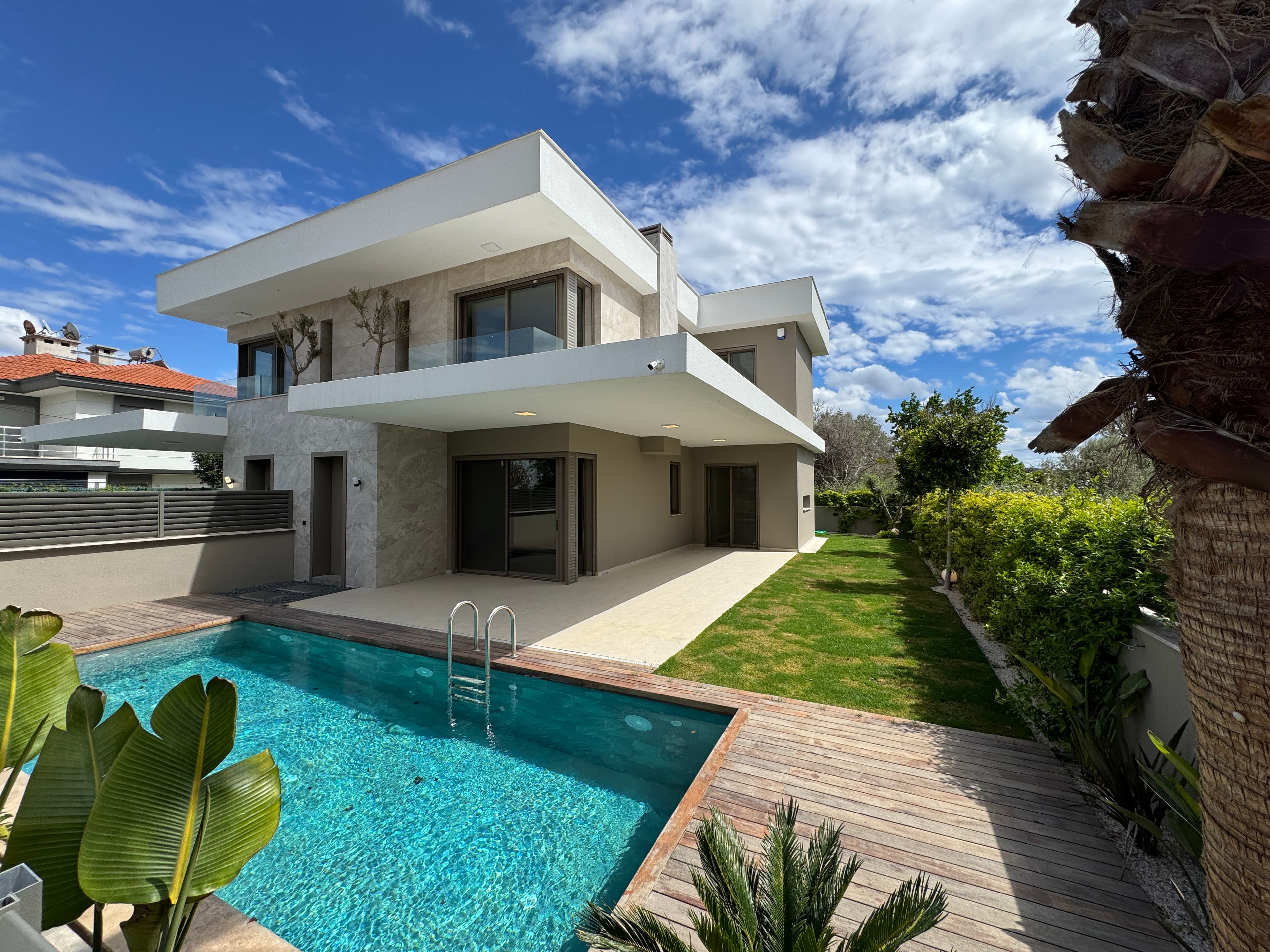 Alaçatı Göbene Çakmak'ta Satılık 4+1 Müstakil Havuzlu Şık Villa, Alaçatı