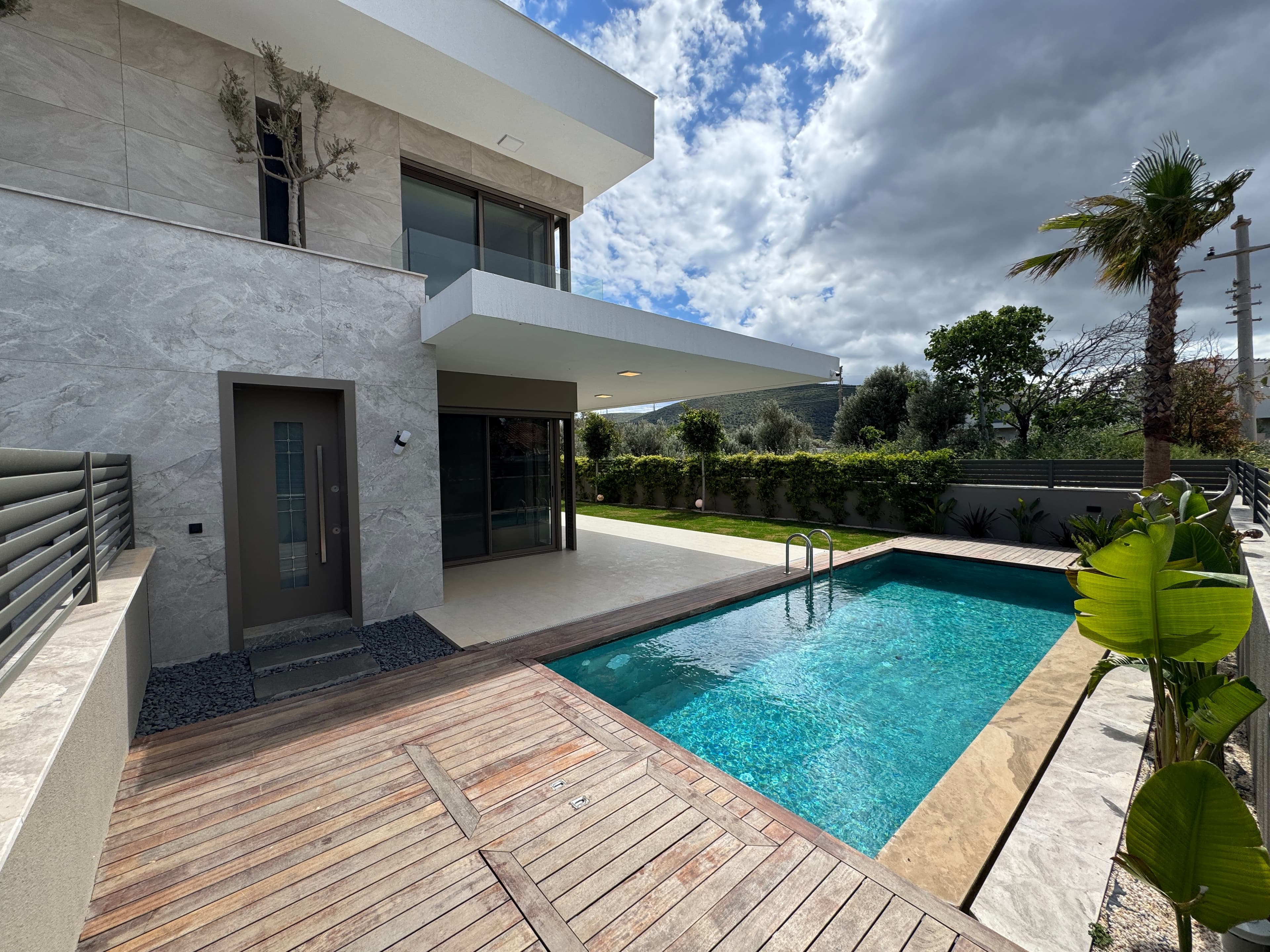 Alaçatı Göbene Çakmak'ta Satılık 4+1 Müstakil Havuzlu Şık Villa, Alaçatı