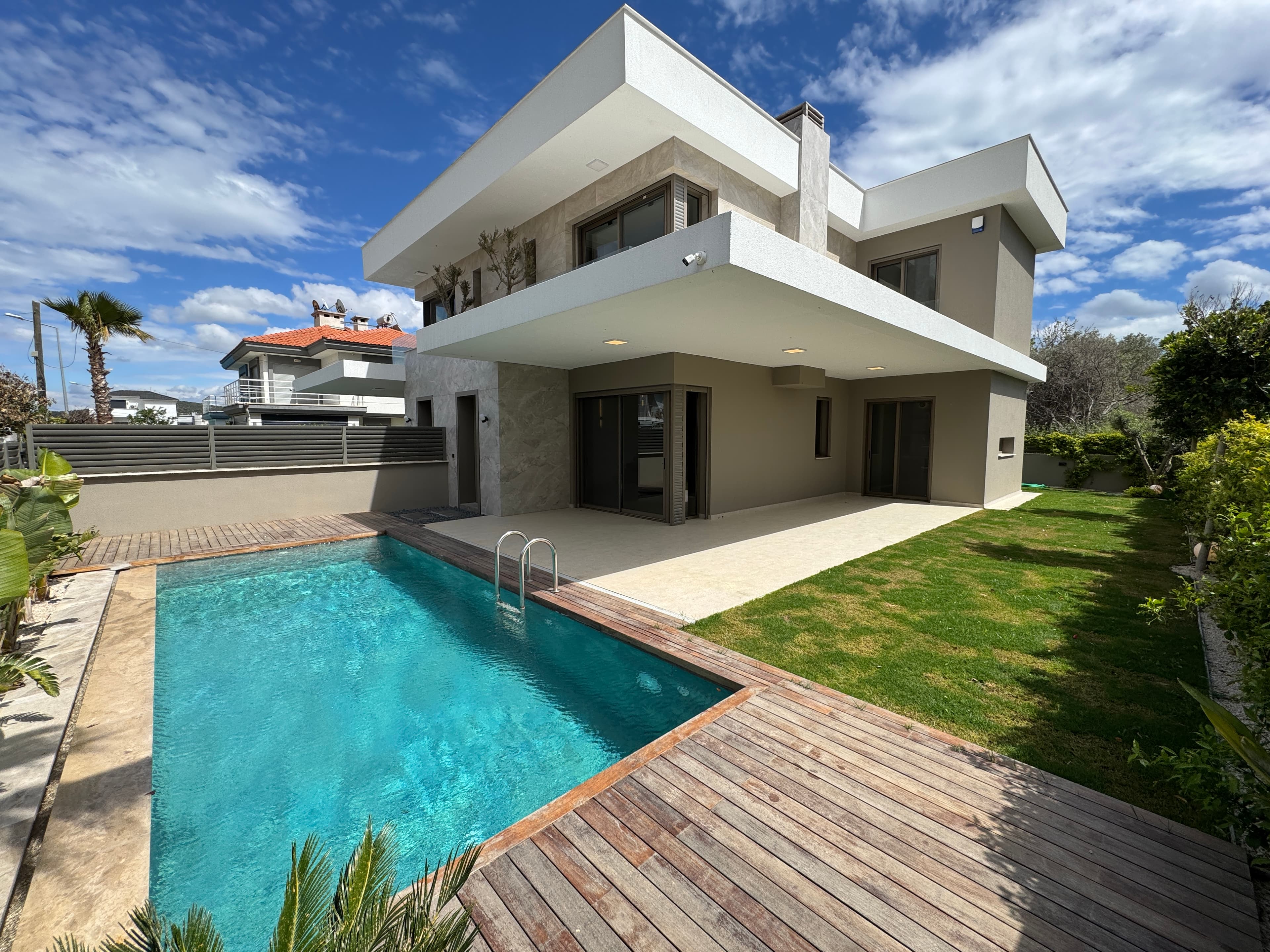Alaçatı Göbene Çakmak'ta Satılık 4+1 Müstakil Havuzlu Şık Villa, Alaçatı