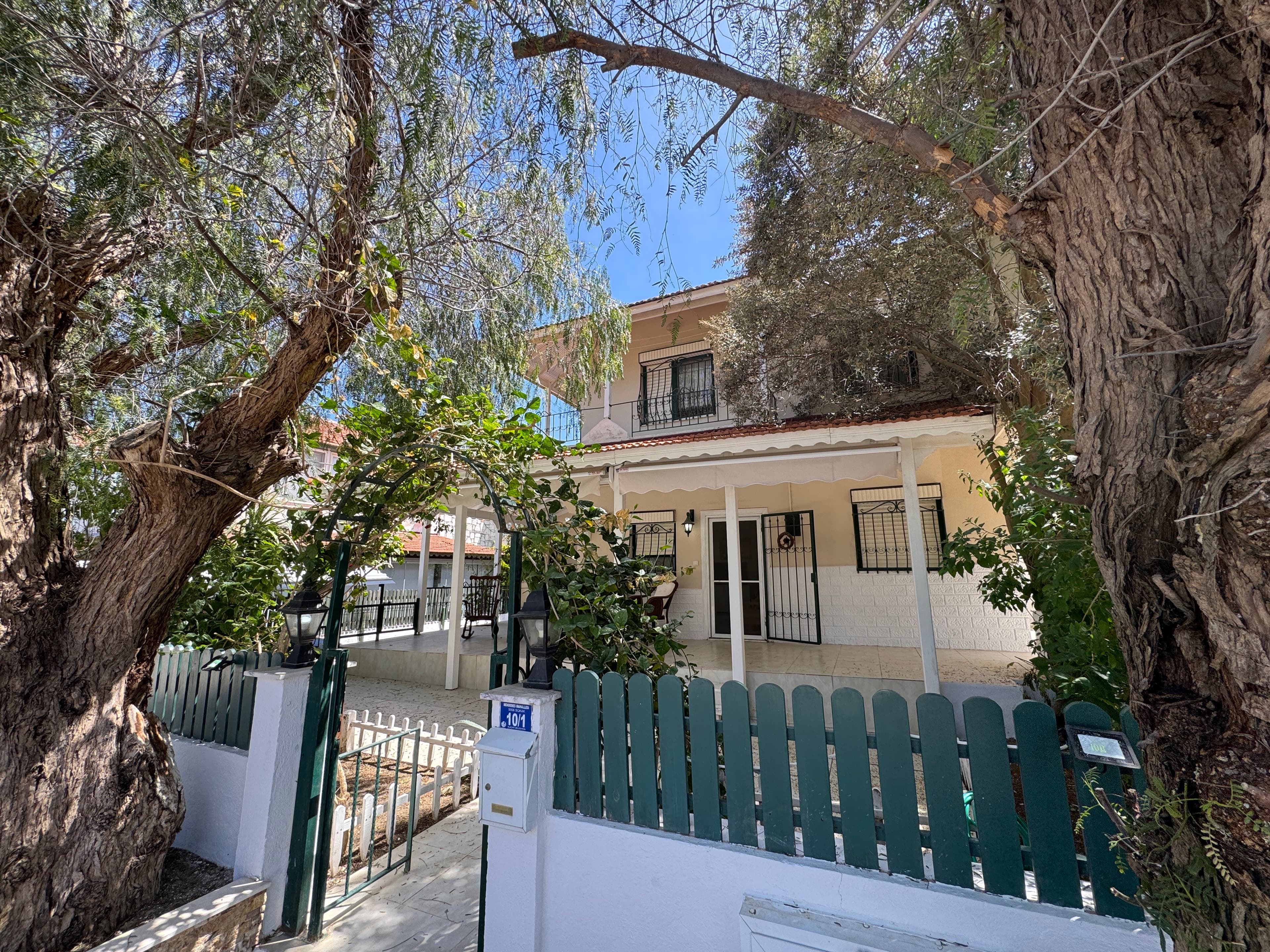 Alaçatı'da Çarşıya Yürüme Mesafesinde Yıllık-Sezonluk Kiralık 4+1 Müstakil Villa, Alaçatı