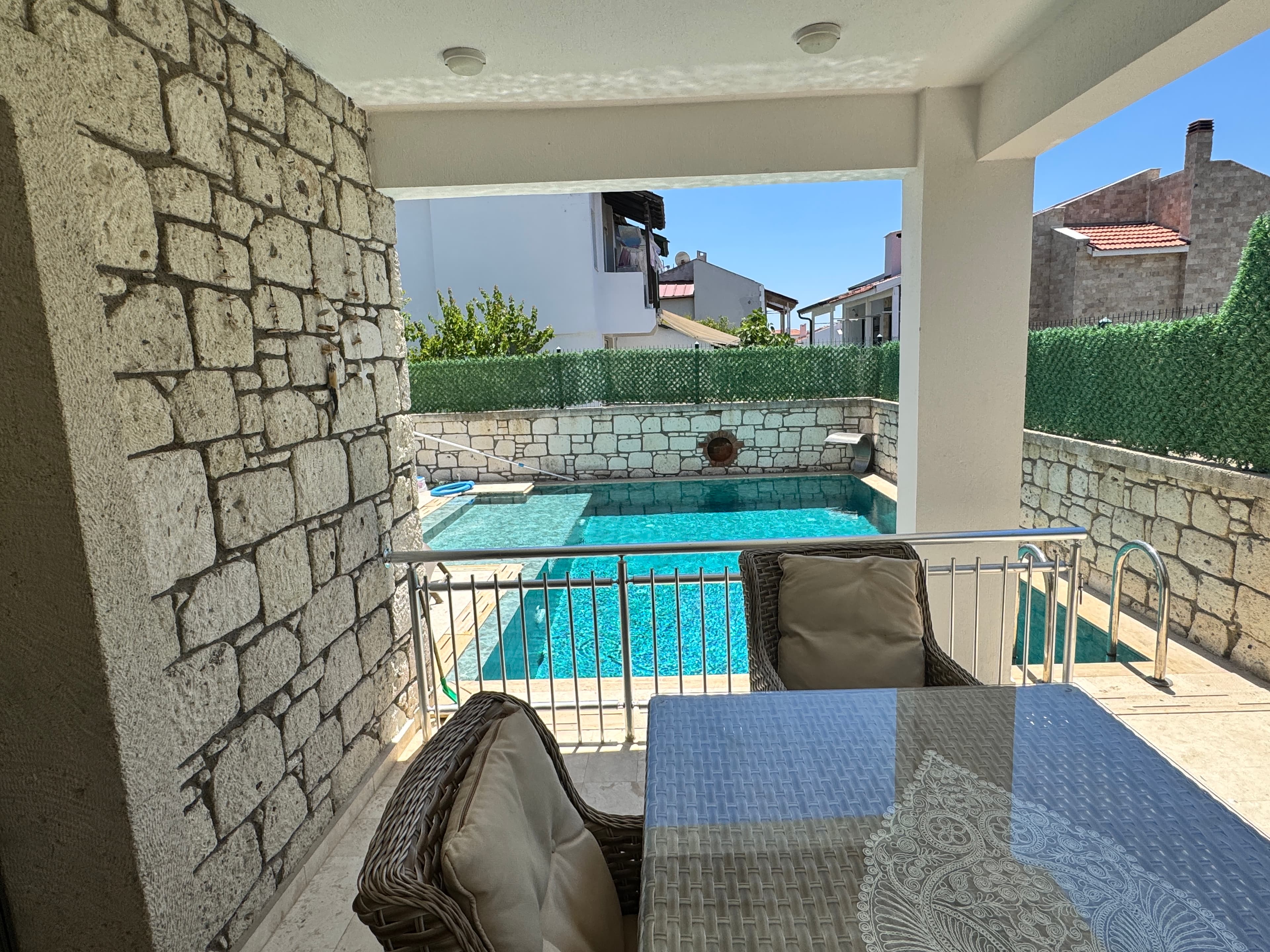 Çeşme Alaçatı'da Satılık Renove Edilmiş 4+1 Müstakil Havuzlu Villa, Alaçatı