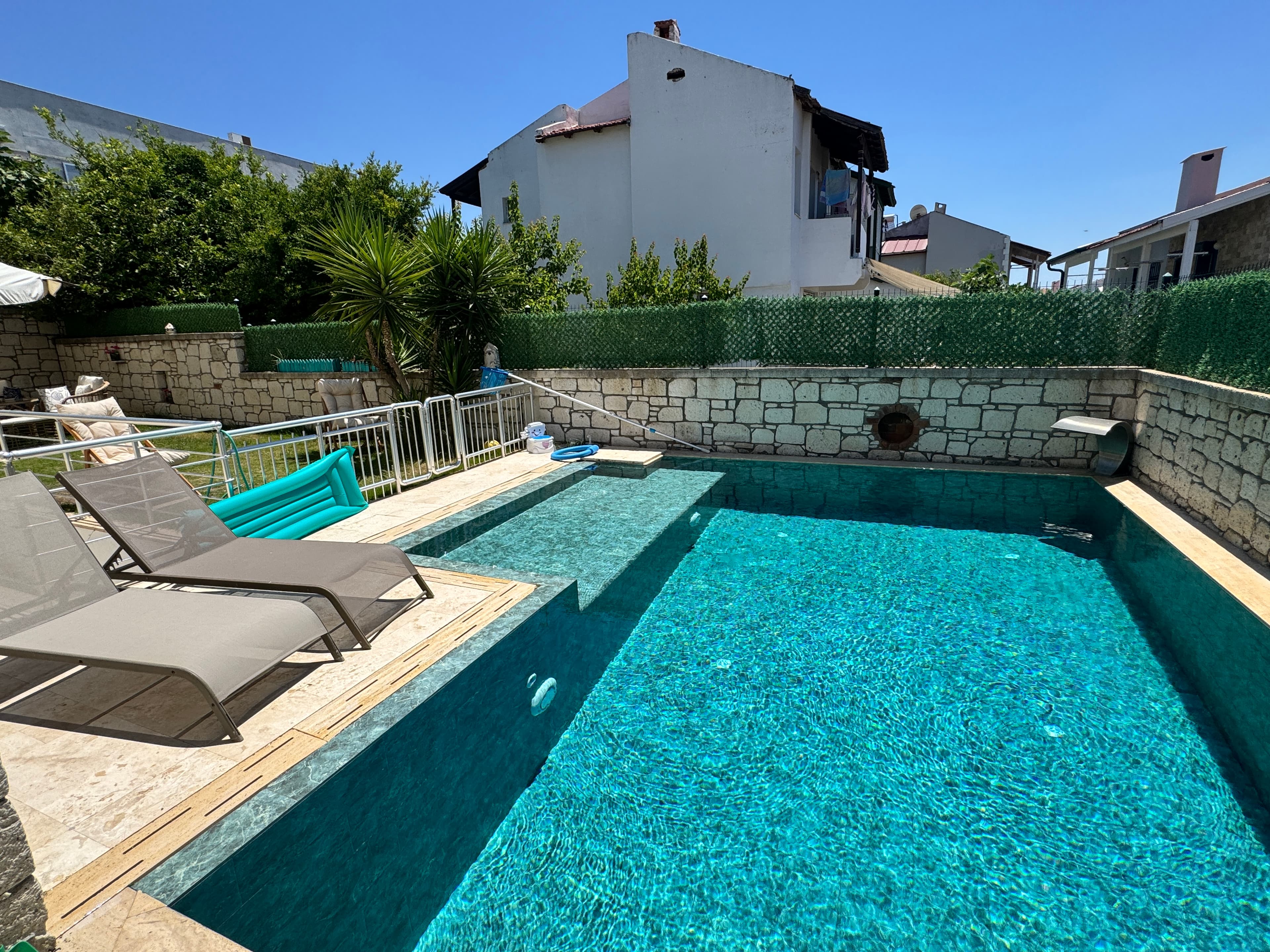 Çeşme Alaçatı'da Satılık Renove Edilmiş 4+1 Müstakil Havuzlu Villa, Alaçatı