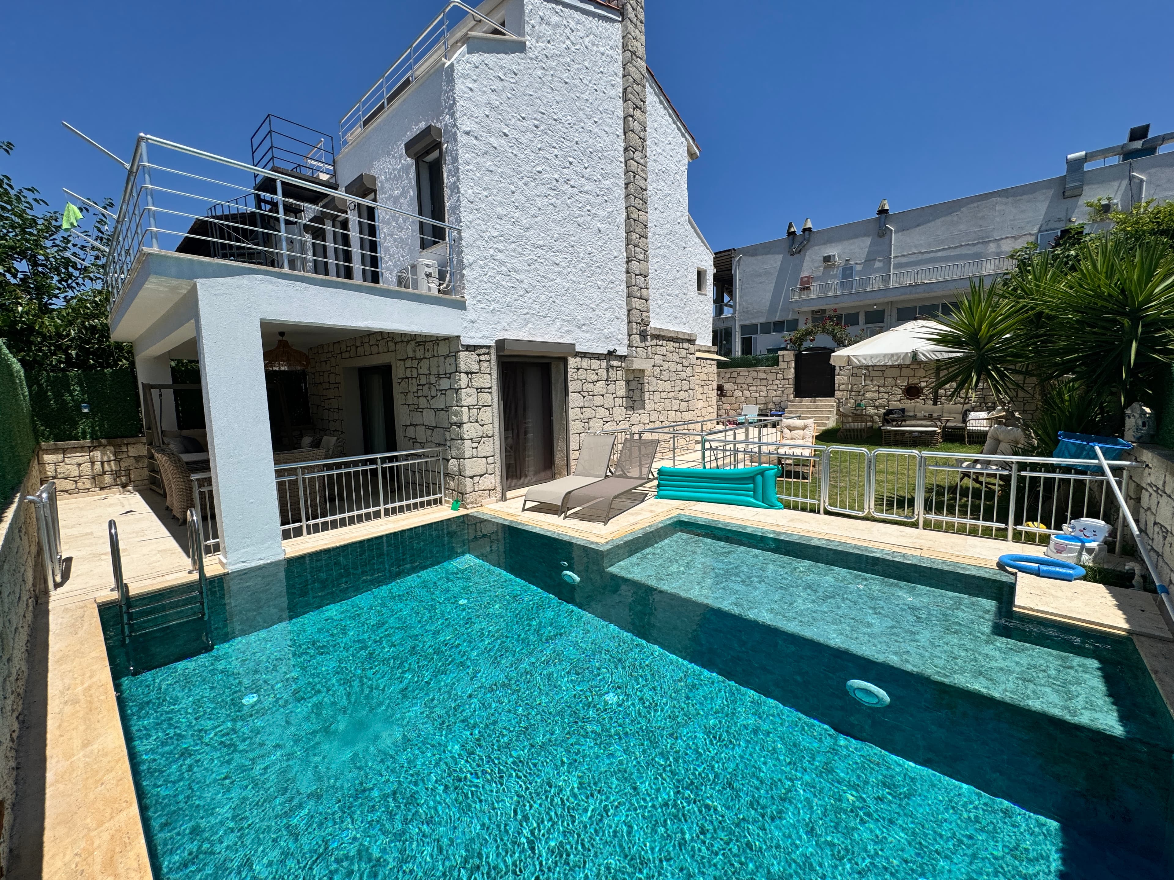 Çeşme Alaçatı'da Satılık Renove Edilmiş 4+1 Müstakil Havuzlu Villa, Alaçatı