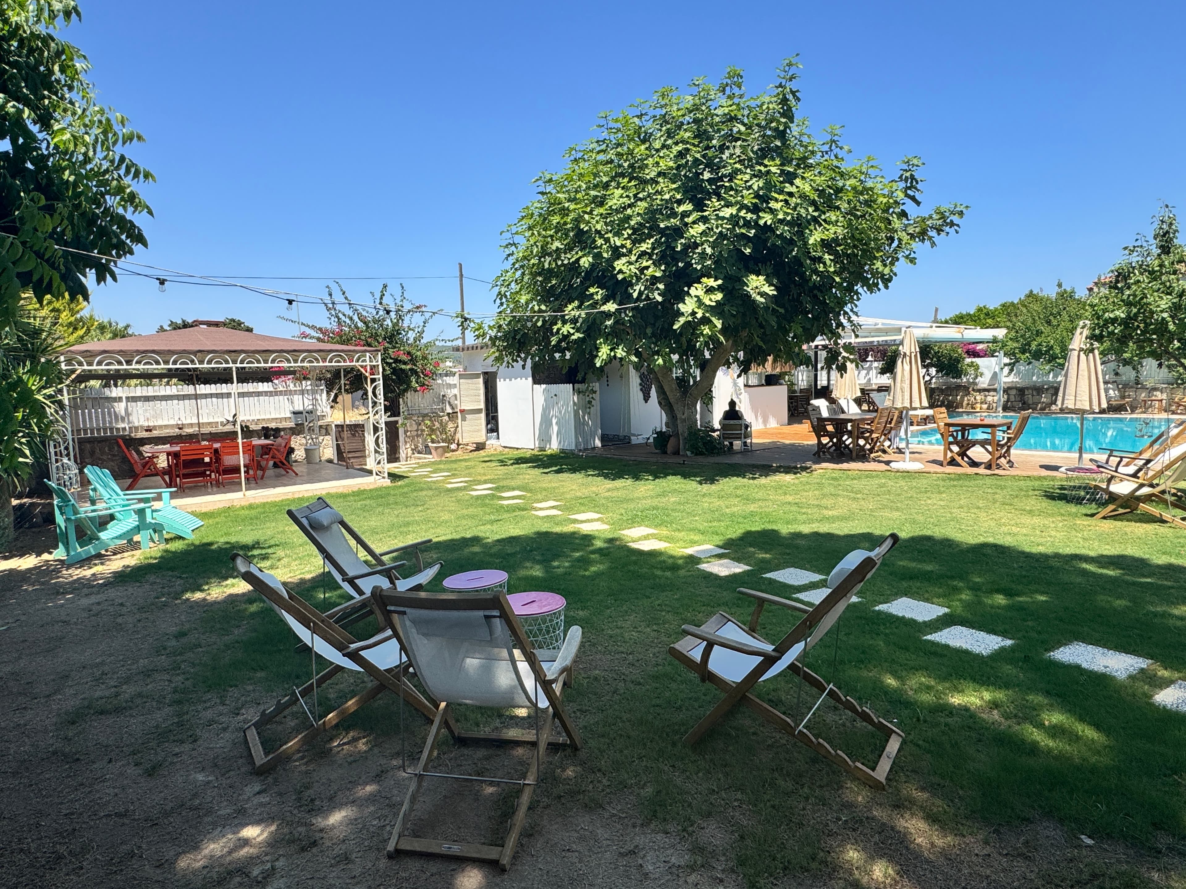 Çeşme Alaçatı'da Satılık 1075 m2 Arsa içinde Havuzlu Butik Otel, Alaçatı