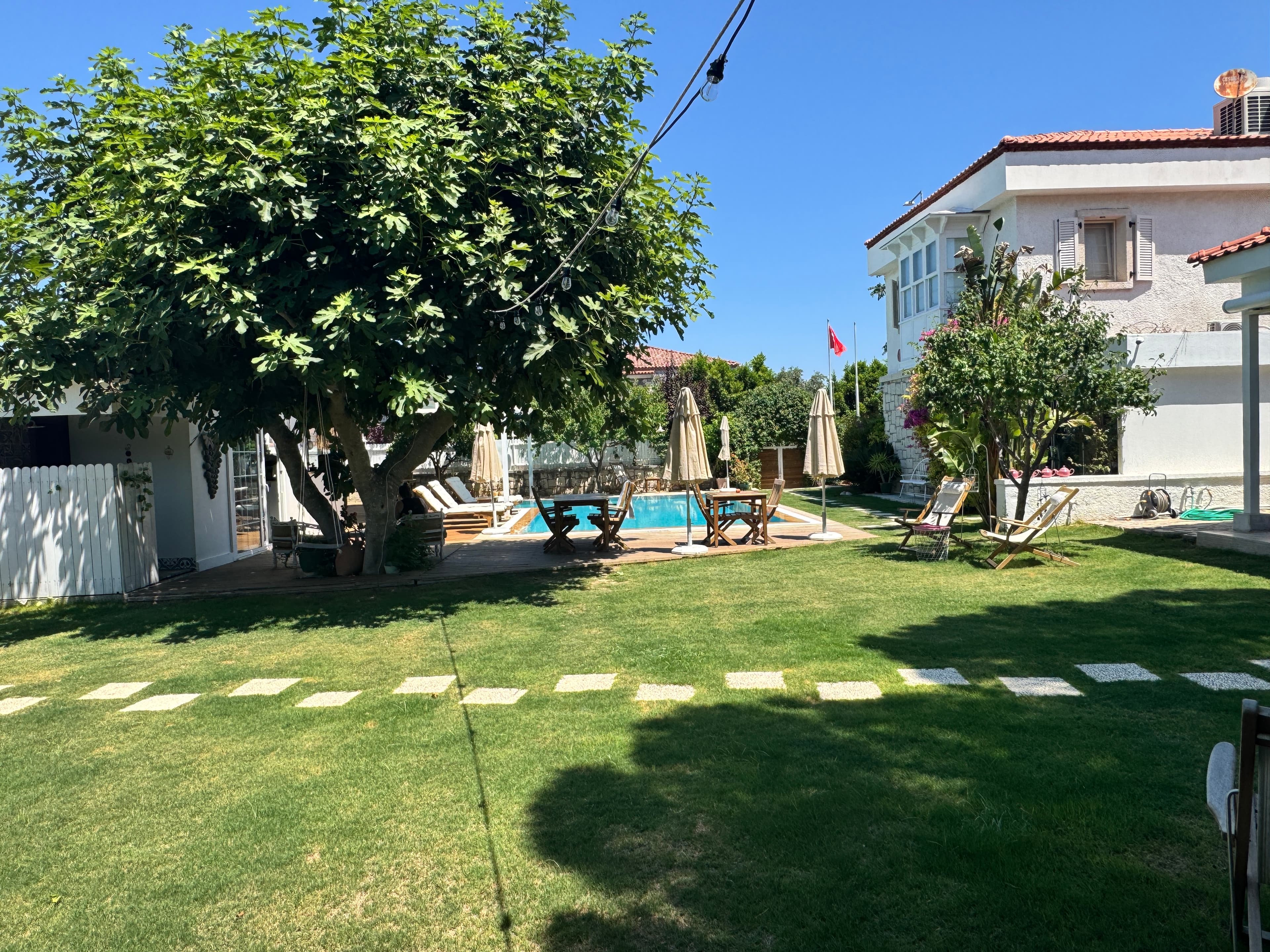 Çeşme Alaçatı'da Satılık 1075 m2 Arsa içinde Havuzlu Butik Otel, Alaçatı