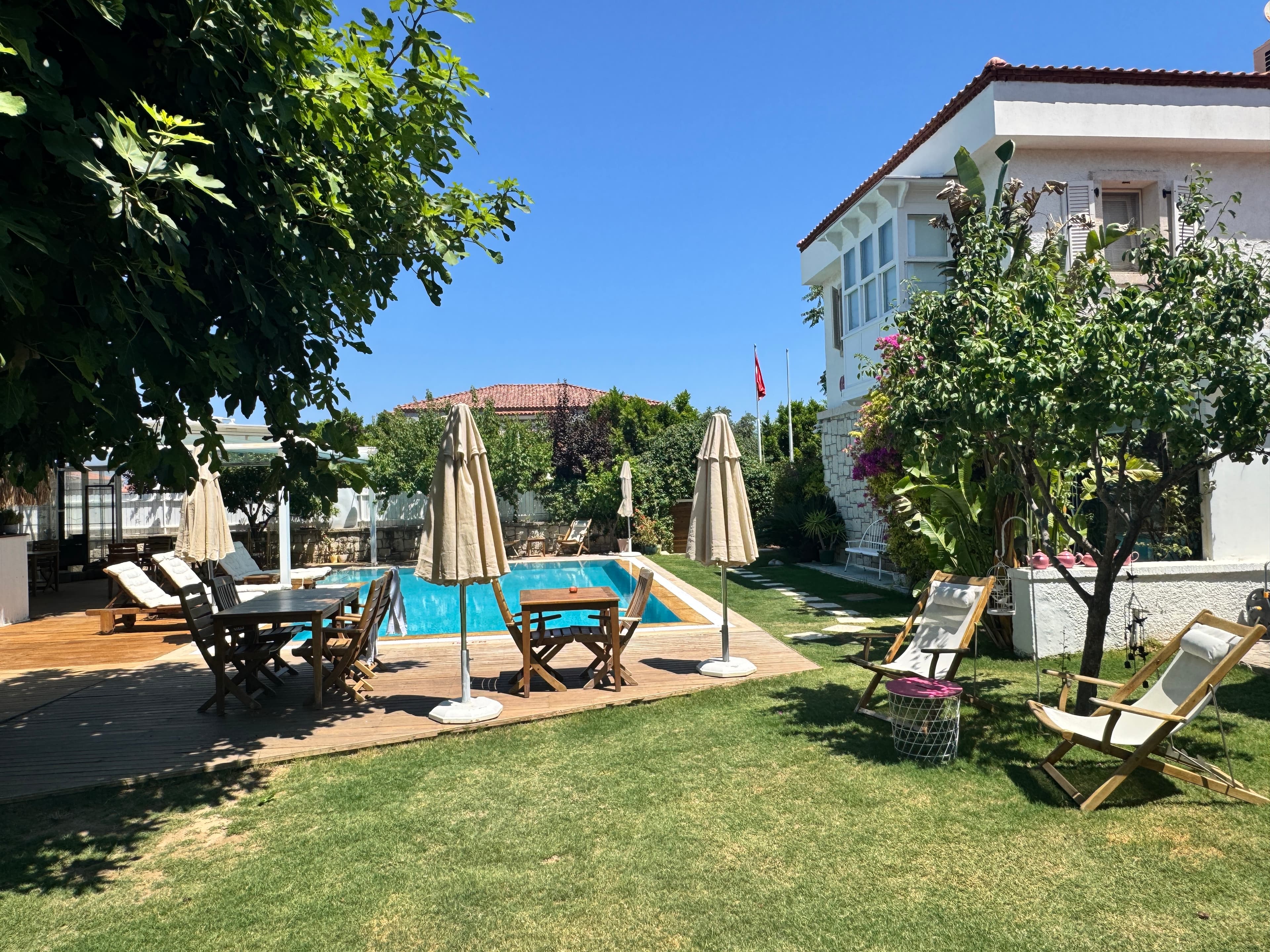 Çeşme Alaçatı'da Satılık 1075 m2 Arsa içinde Havuzlu Butik Otel, Alaçatı