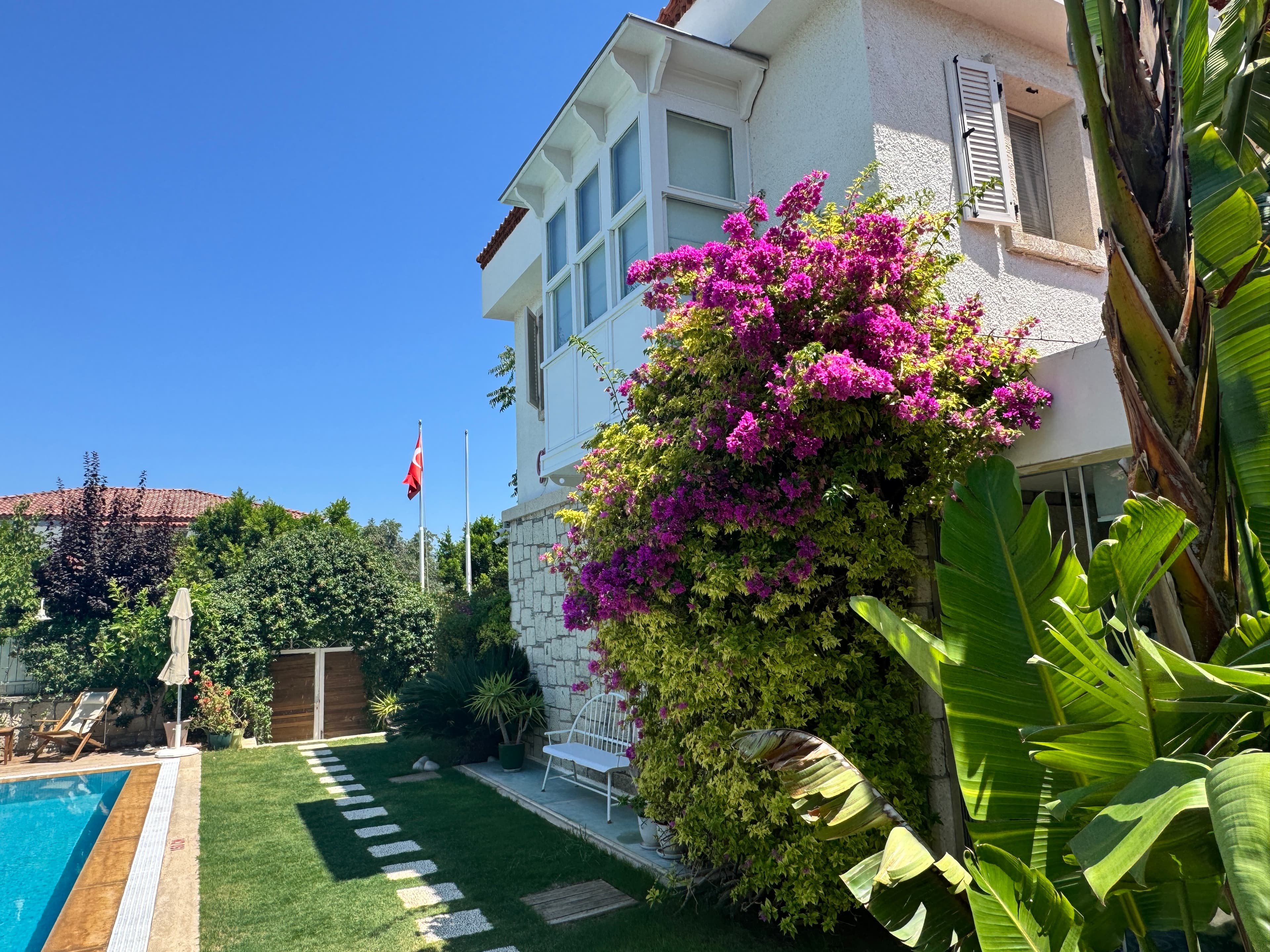 Çeşme Alaçatı'da Satılık 1075 m2 Arsa içinde Havuzlu Butik Otel, Alaçatı