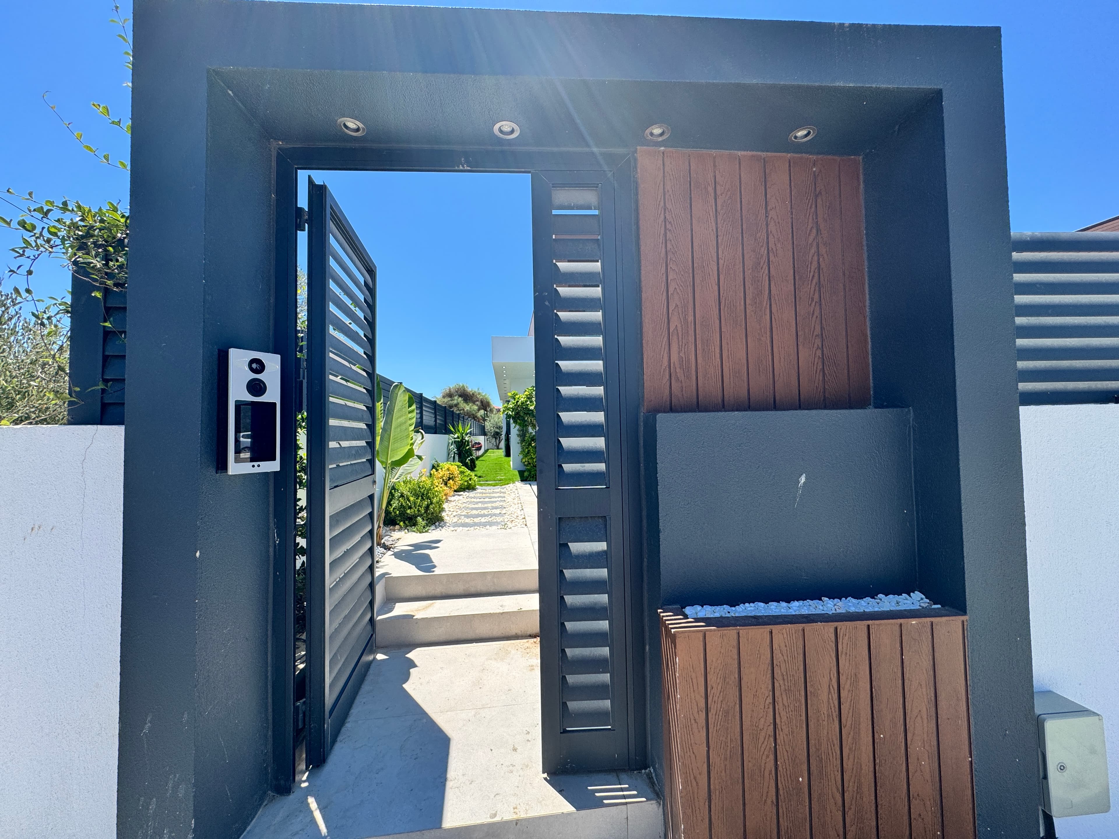 Alaçatı'da Satılık 4+1 Müstakil Havuzlu Donanımlı Lüks Villa, Alaçatı