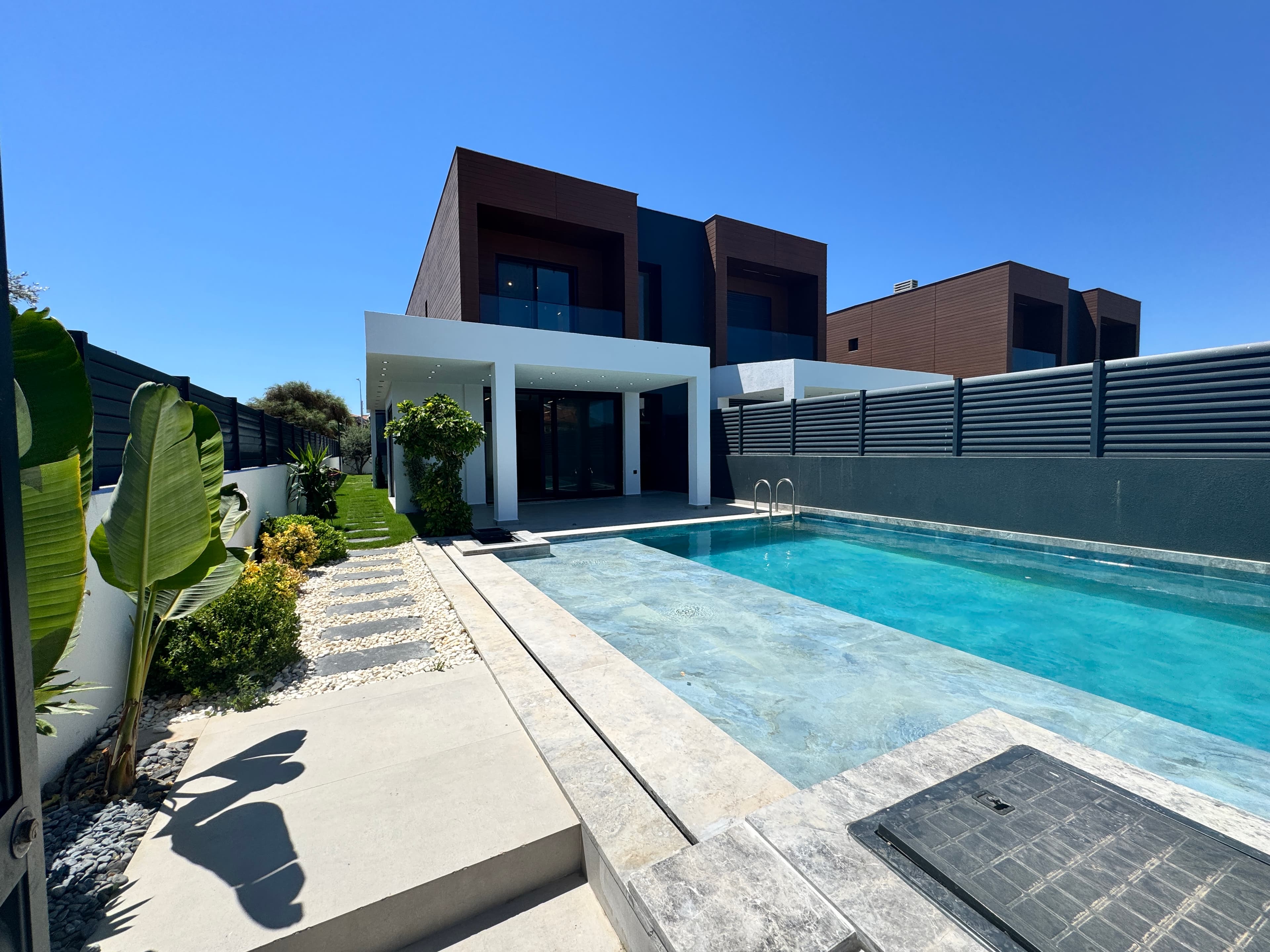 Alaçatı'da Satılık 4+1 Müstakil Havuzlu Donanımlı Lüks Villa, Alaçatı
