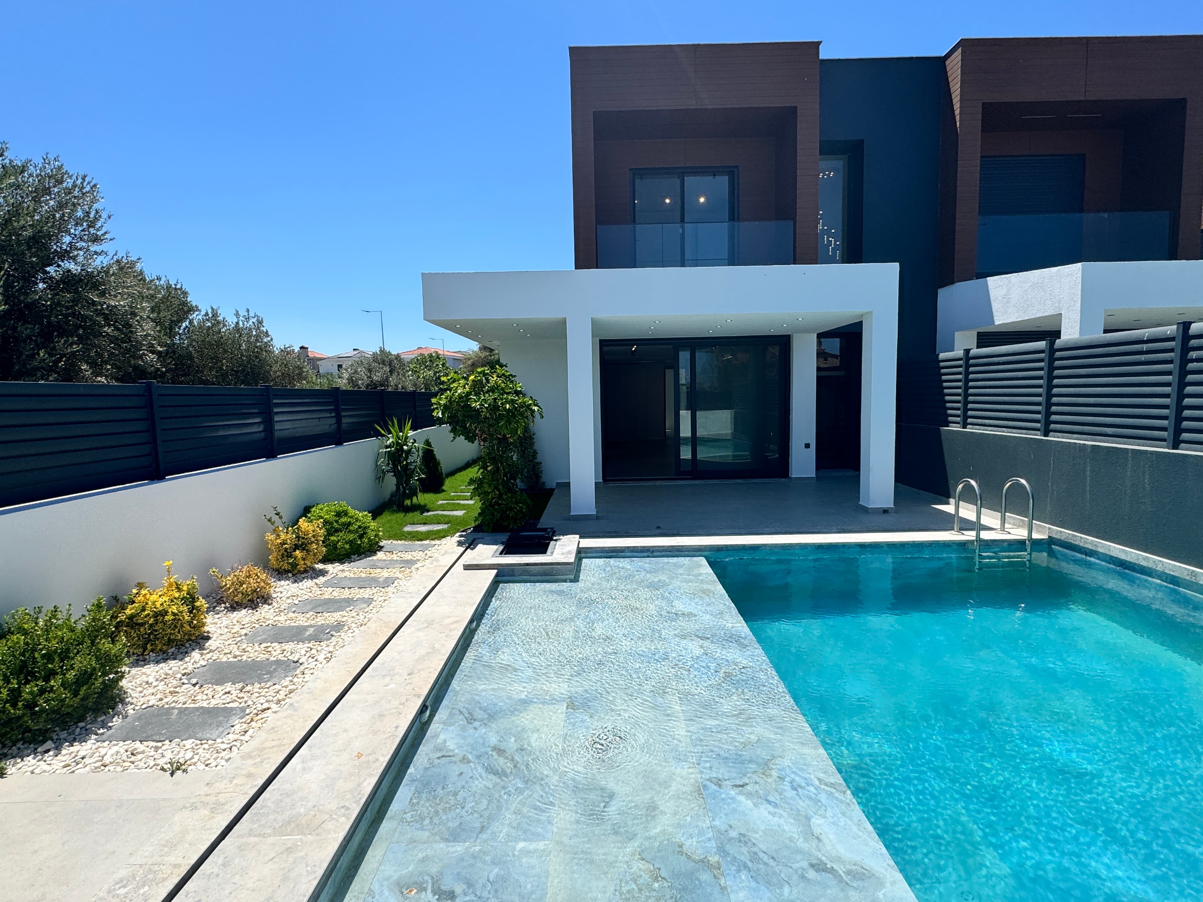 Alaçatı'da Satılık 4+1 Müstakil Havuzlu Donanımlı Lüks Villa, Alaçatı