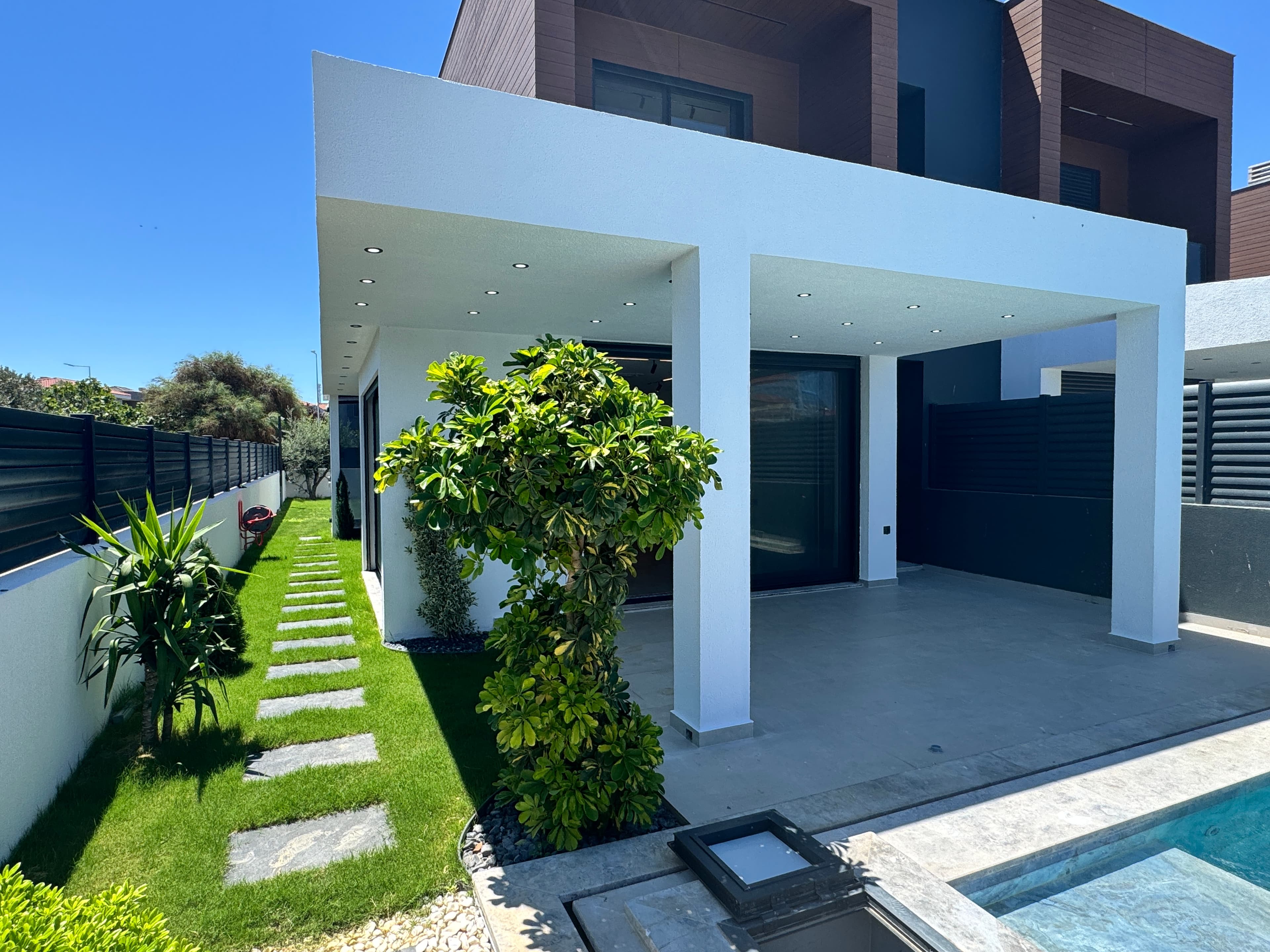 Alaçatı'da Satılık 4+1 Müstakil Havuzlu Donanımlı Lüks Villa, Alaçatı