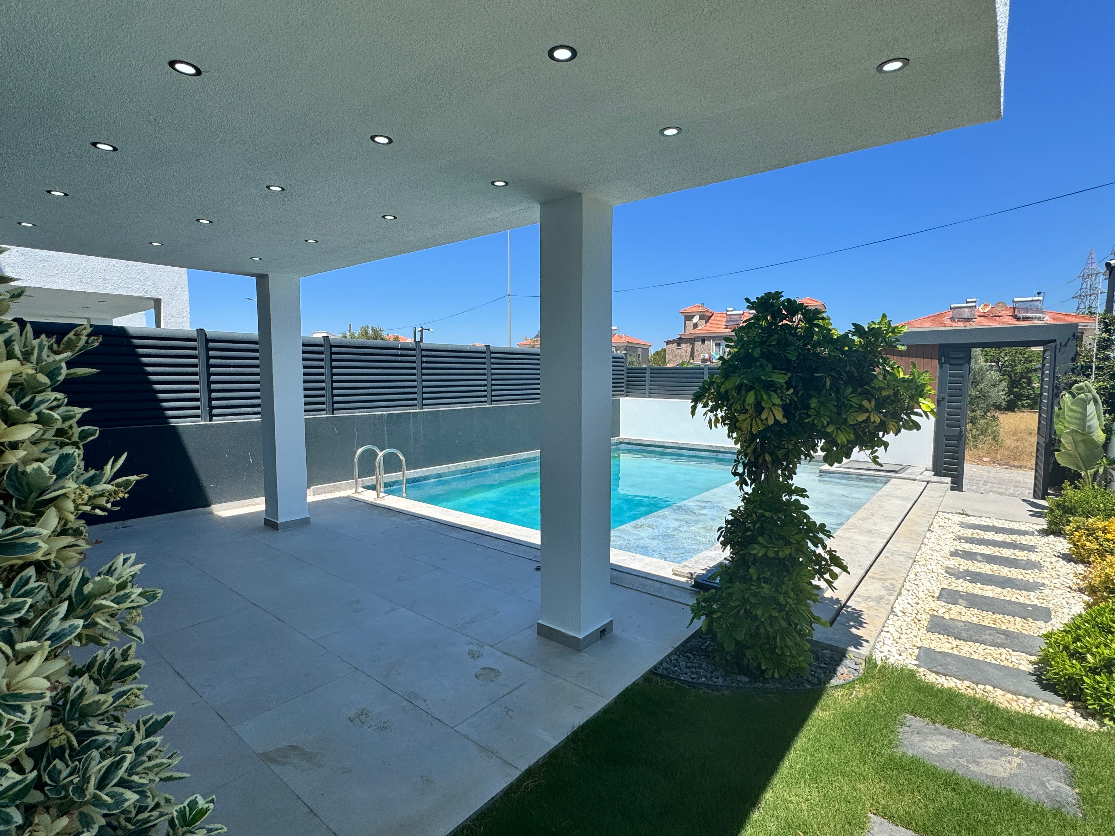 Alaçatı'da Satılık 4+1 Müstakil Havuzlu Donanımlı Lüks Villa, Alaçatı