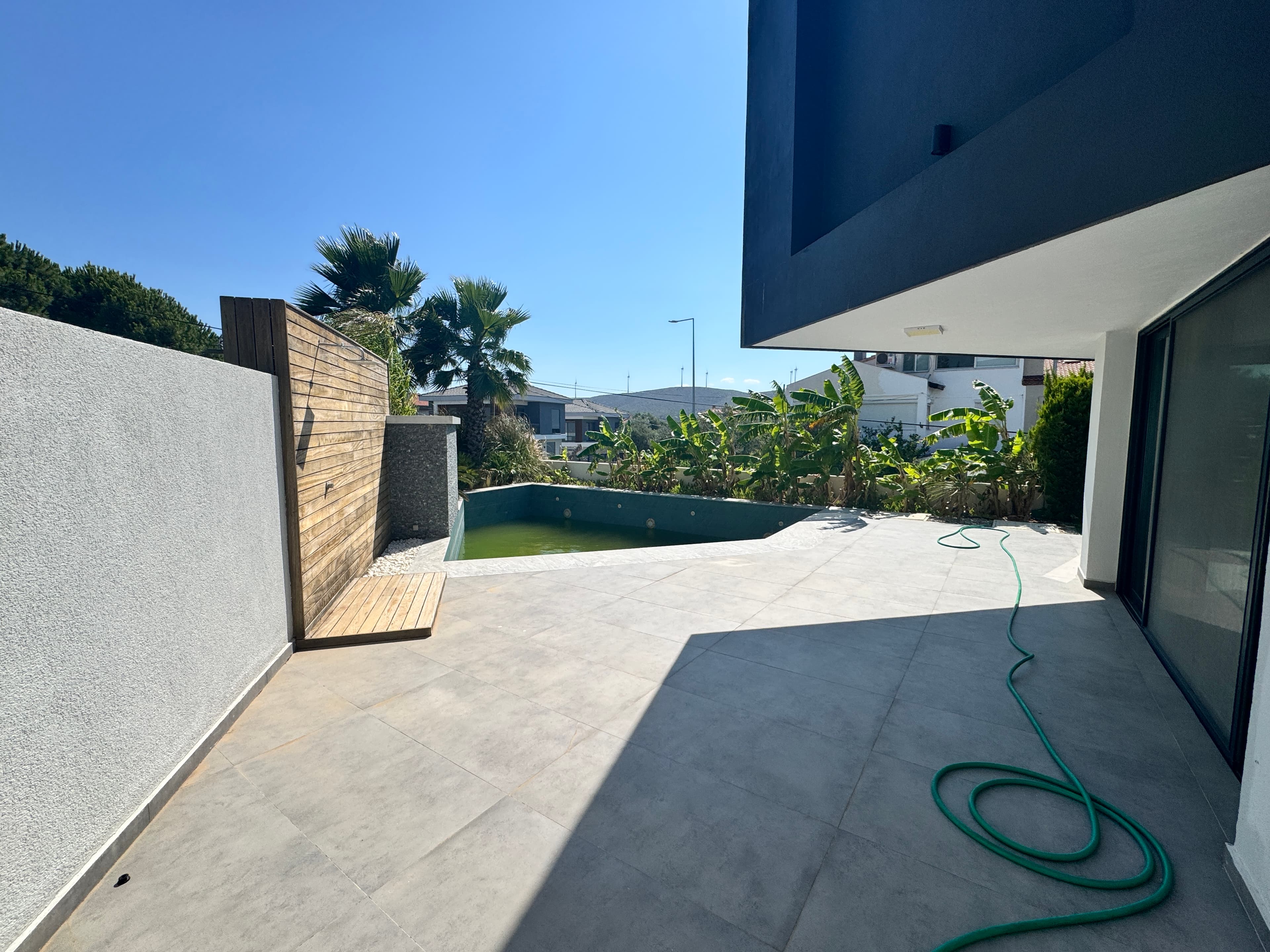 Alaçatı'da Çarşıya Yürüme Mesafesinde Kiralık 5+1 Müstakil Havuzlu Lüks Villa, Alaçatı