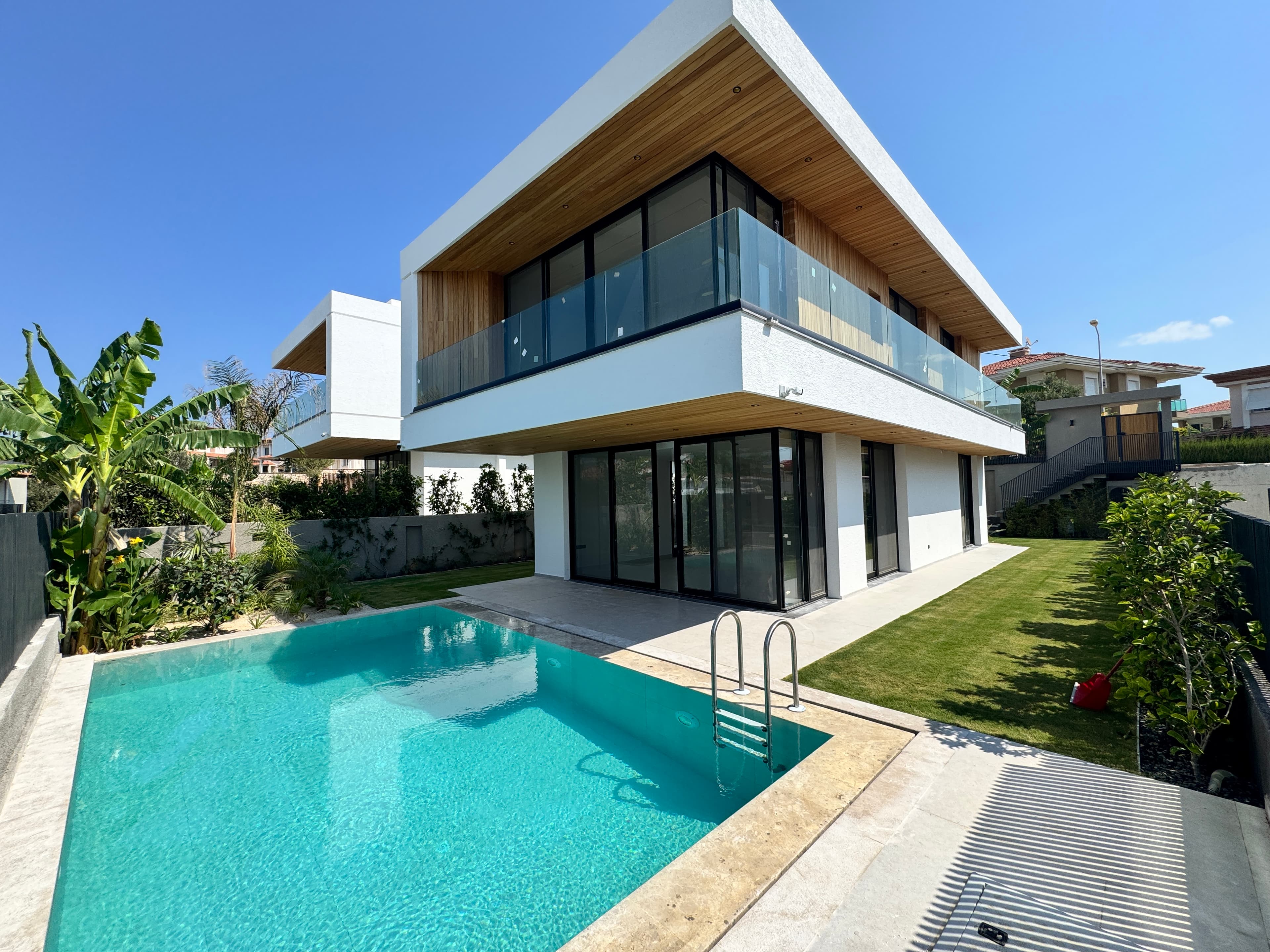 Çeşme Şifne'de Plaja 150 mt Mesafede Satılık 5+2 Müstakil Havuzlu Lüks Vİlla, Şifne, Çeşme