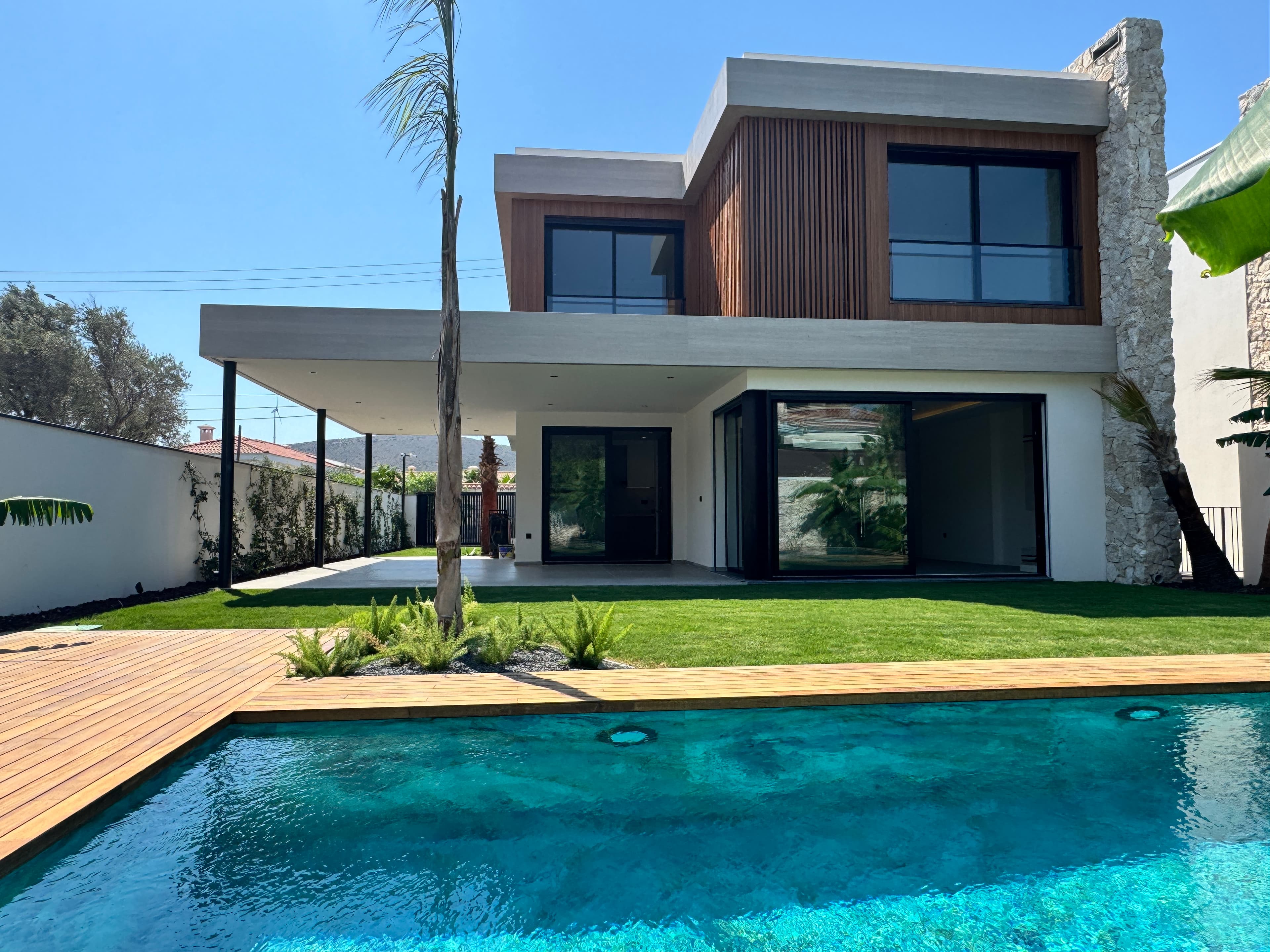 Alaçatı Göbene'de Satılık Tam Donanımlı 5+2 Müstakil Havuzlu Ultra Lüks Villa, Alaçatı