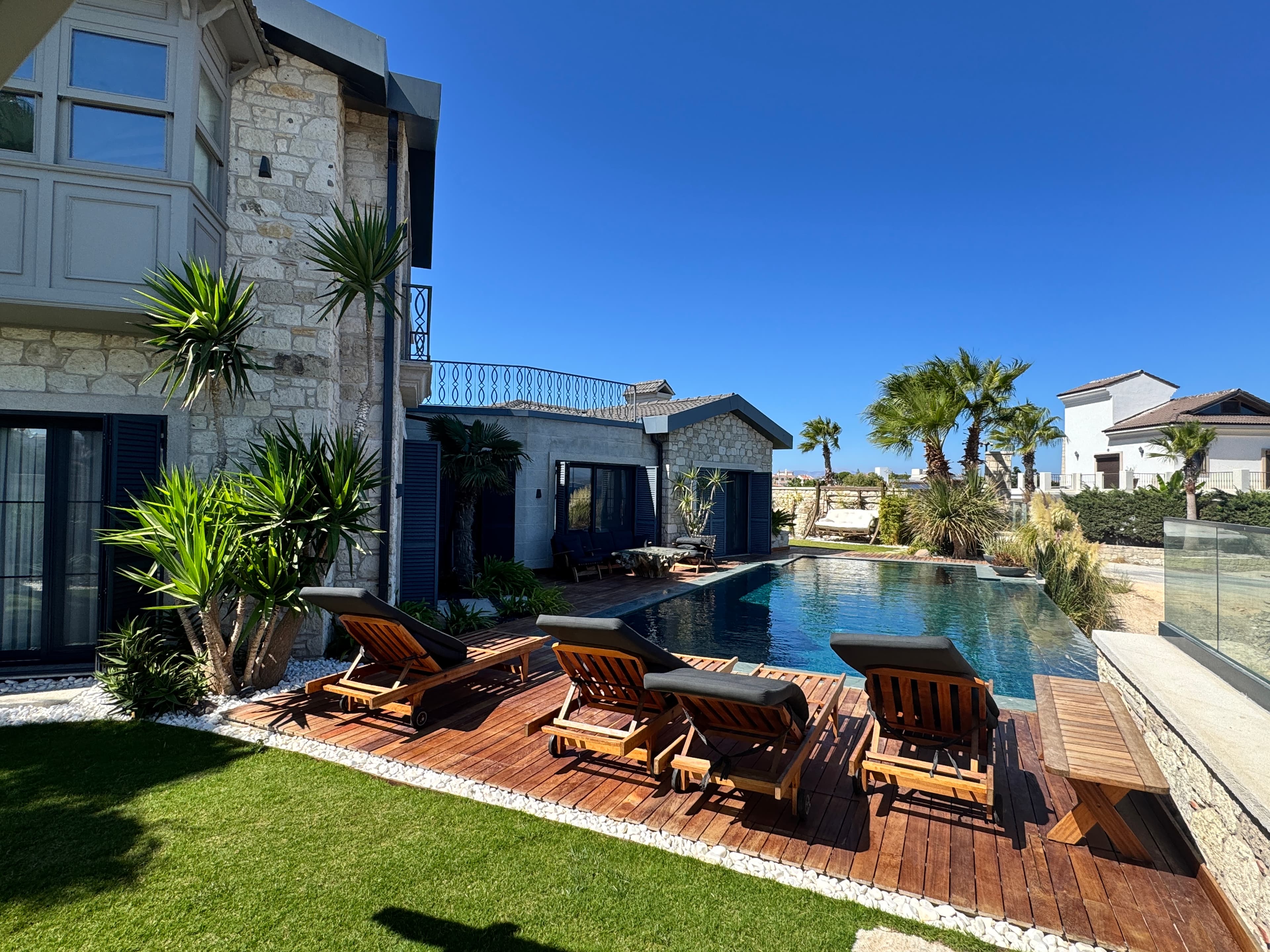 Exklusive Design-Villa mit Panoramablick auf das Meer, nur 50 Meter von der Bucht entfernt, zum Verkauf in Çeşme Dalyan, Dalyan, Çeşme