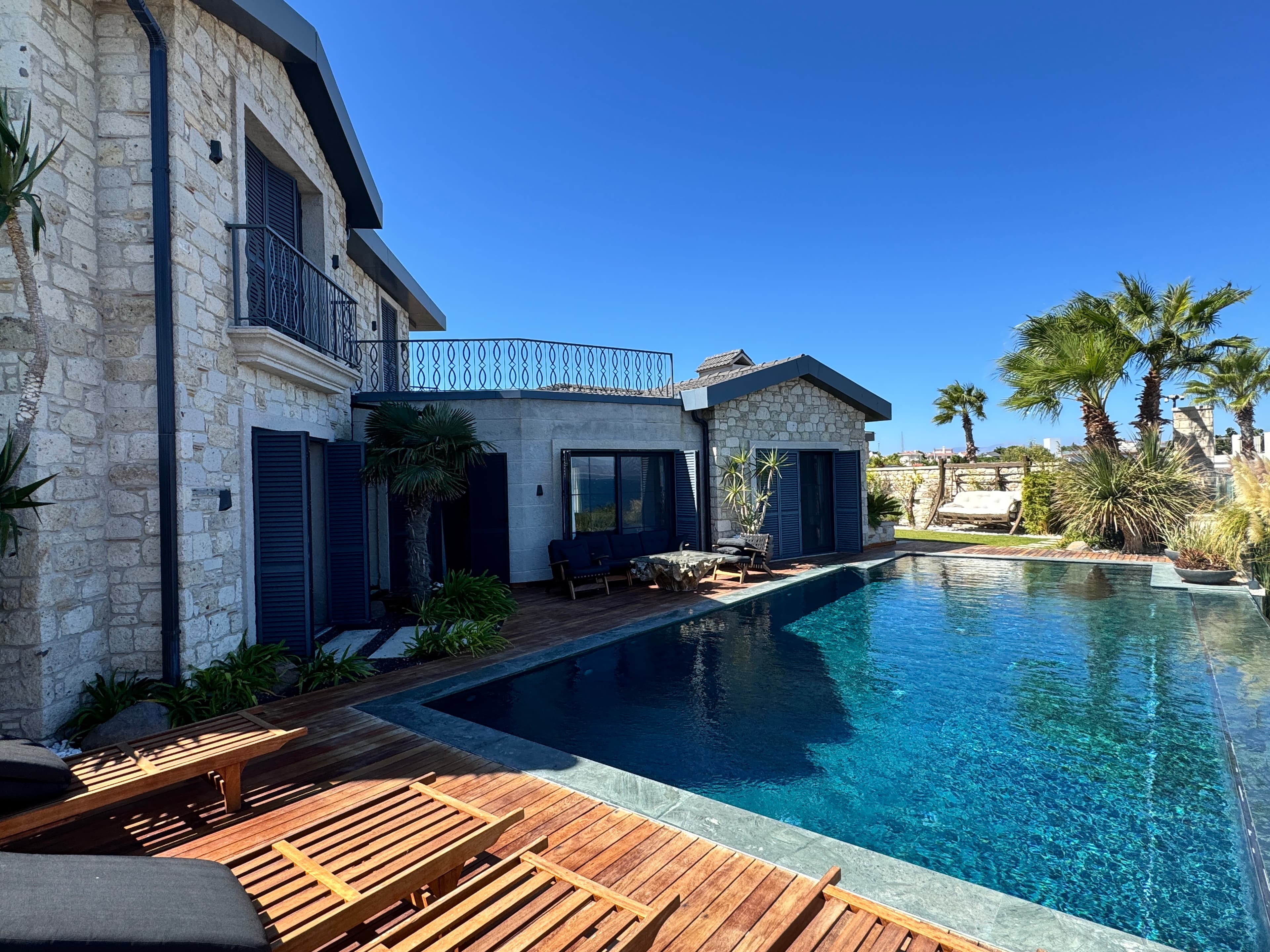 Çeşme Dalyan’da Koya 50 Metre Mesafede, Panoramik Deniz Manzaralı Özel Tasarım Villa, Dalyan, Çeşme