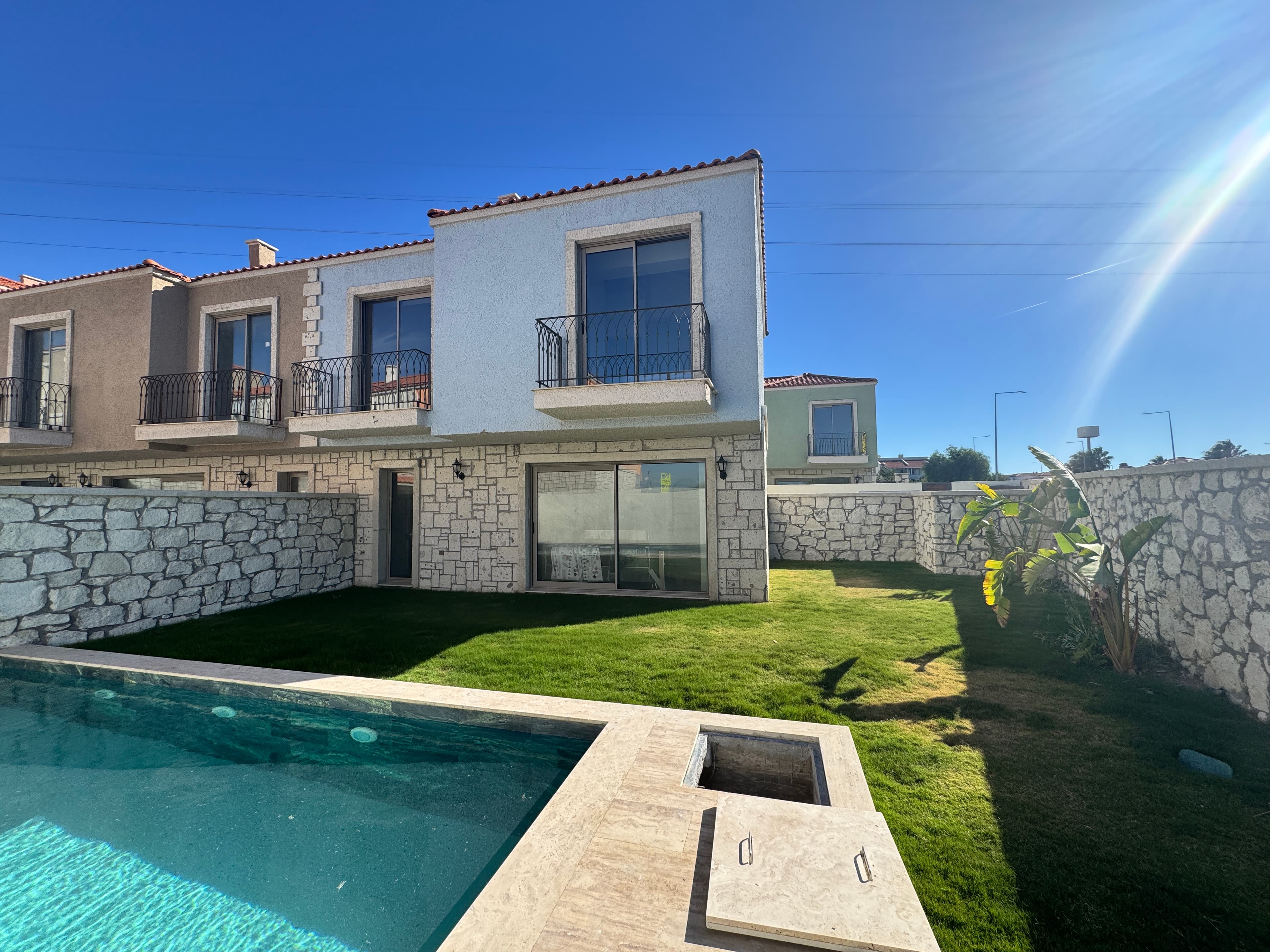 Alaçatı'da Taş Konsept Satılık 3+1 Müstakil Havuzlu Lüks Villa, Alaçatı