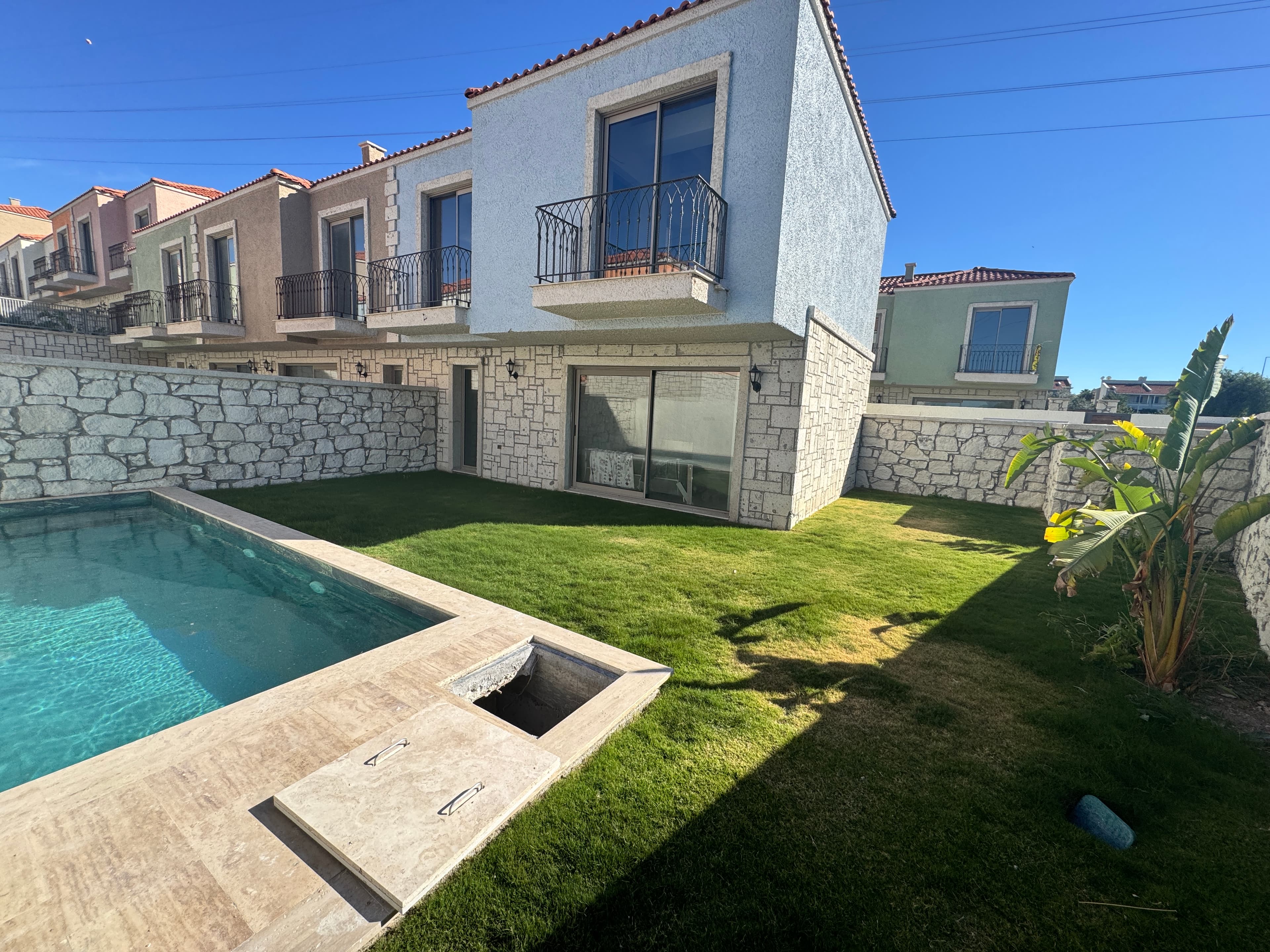 Alaçatı'da Taş Konsept Satılık 3+1 Müstakil Havuzlu Lüks Villa, Alaçatı