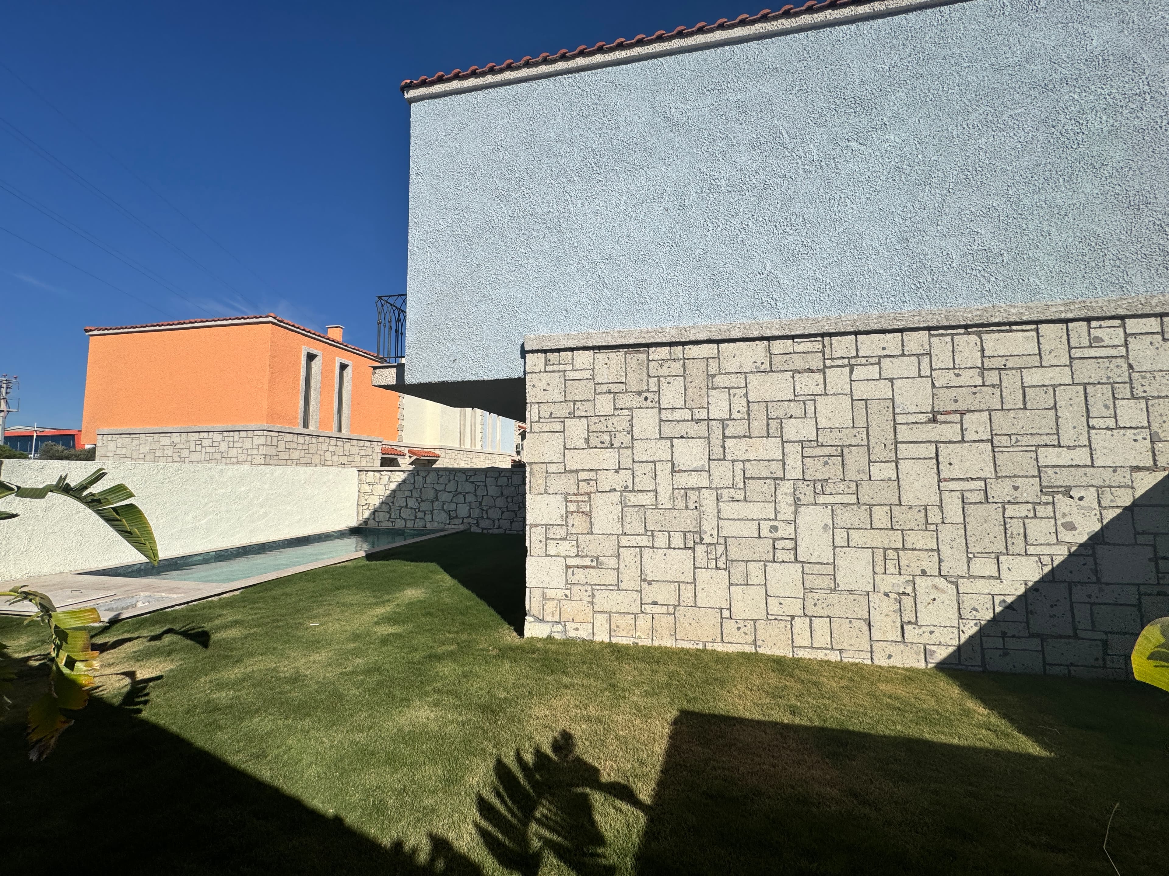 Alaçatı'da Taş Konsept Satılık 3+1 Müstakil Havuzlu Lüks Villa, Alaçatı