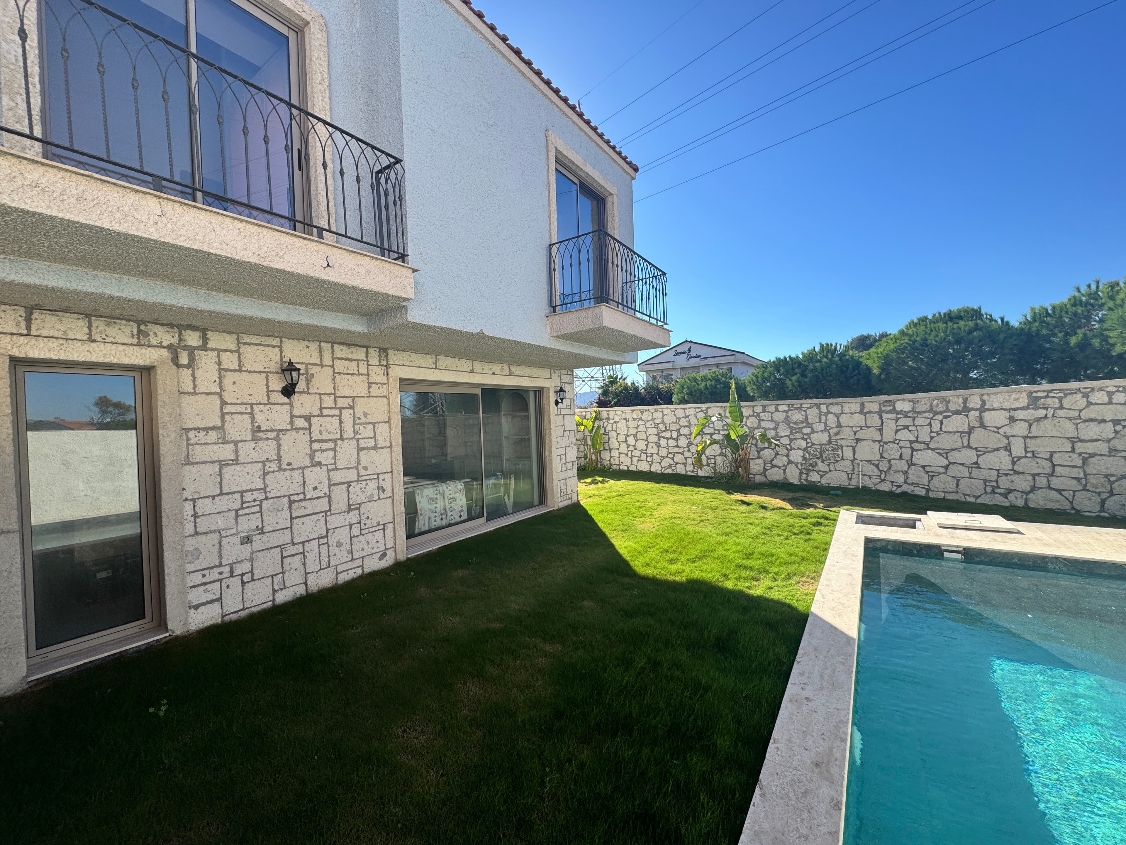 Alaçatı'da Taş Konsept Satılık 3+1 Müstakil Havuzlu Lüks Villa, Alaçatı