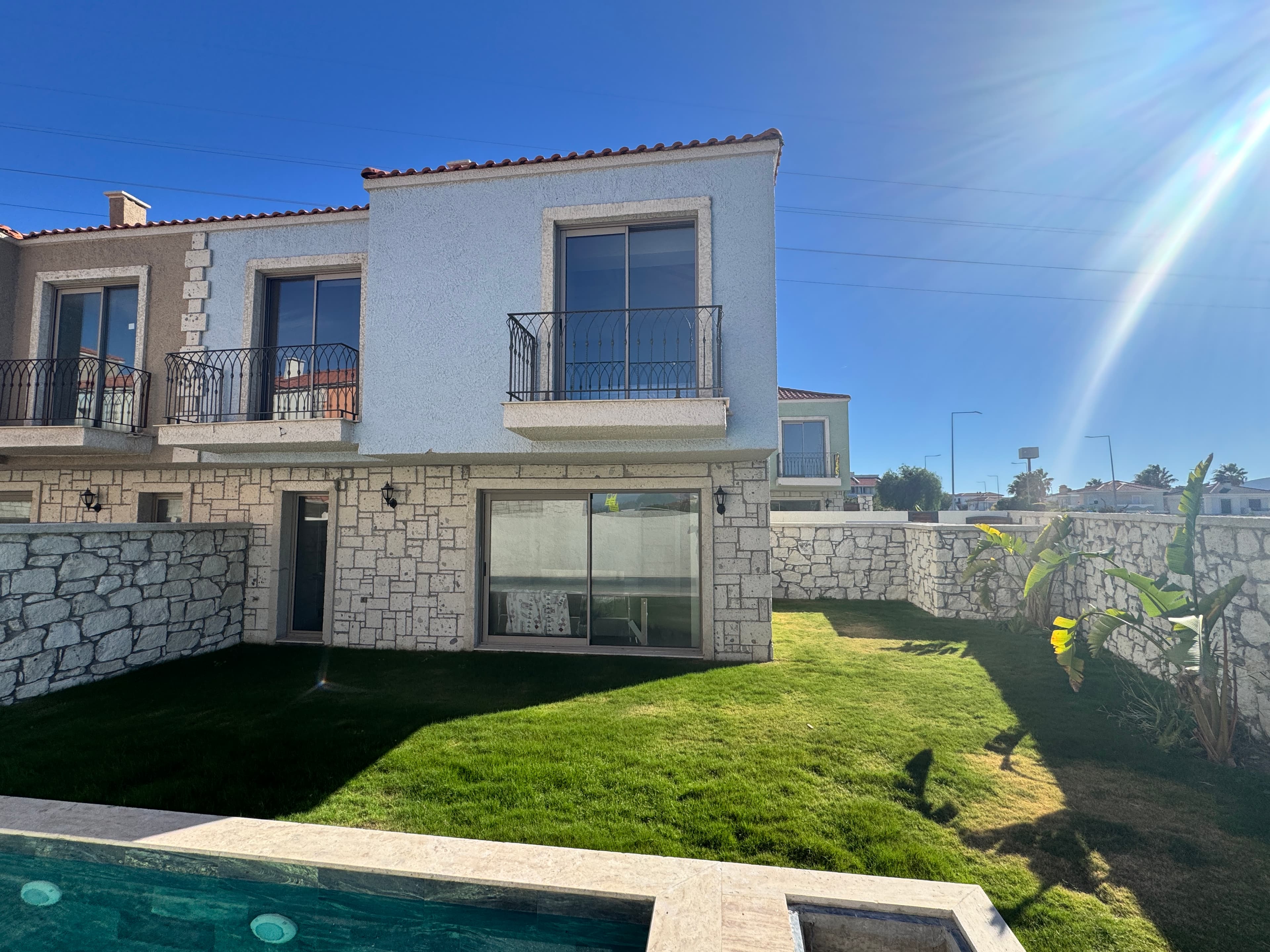 Alaçatı'da Taş Konsept Satılık 3+1 Müstakil Havuzlu Lüks Villa, Alaçatı