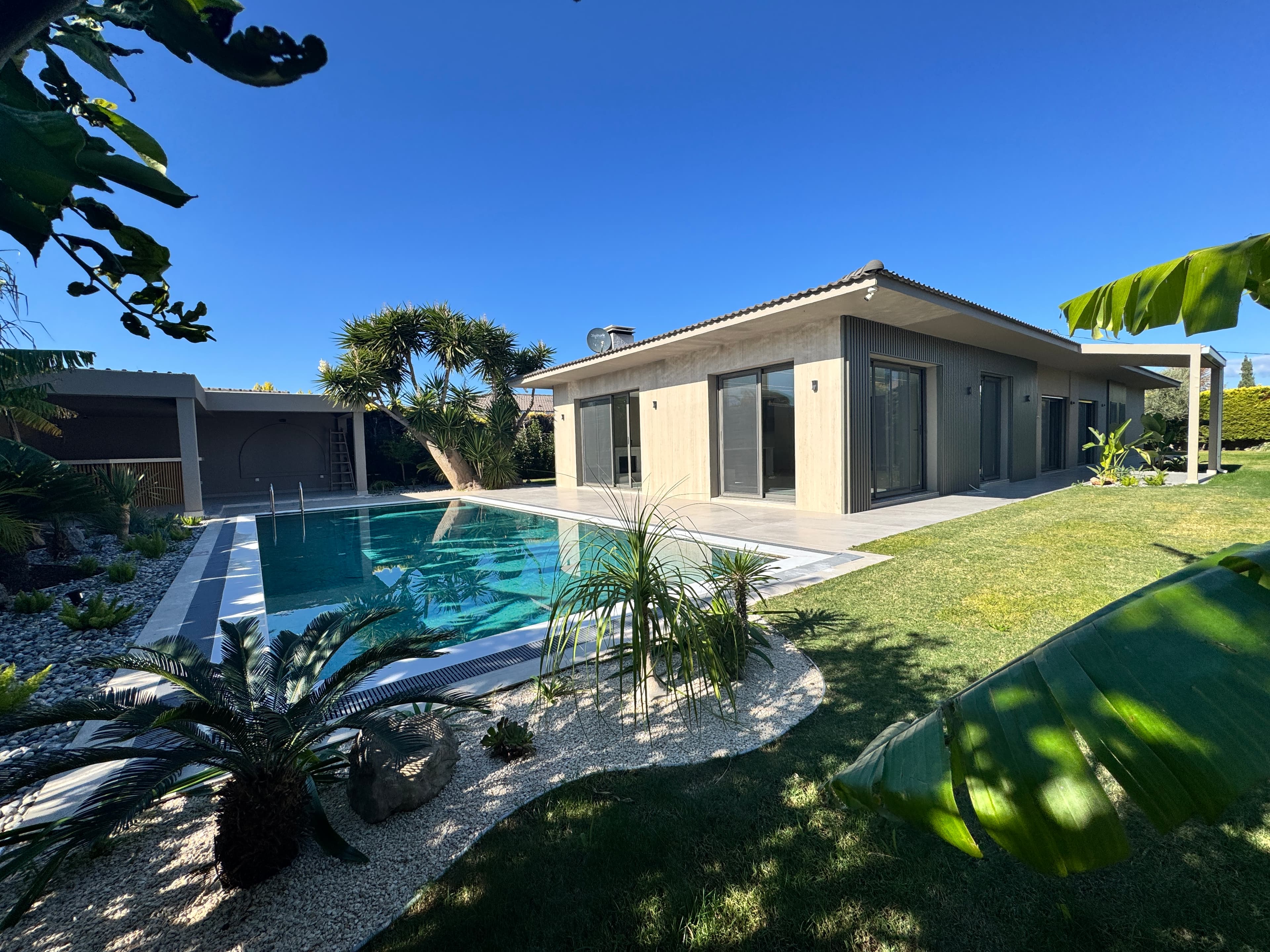 Çeşme Mamurbaba'da Satılık Renove Edilmiş Tek Katlı 5+1 Müstakil Havuzlu Lüks Villa, Ilıca, Çeşme