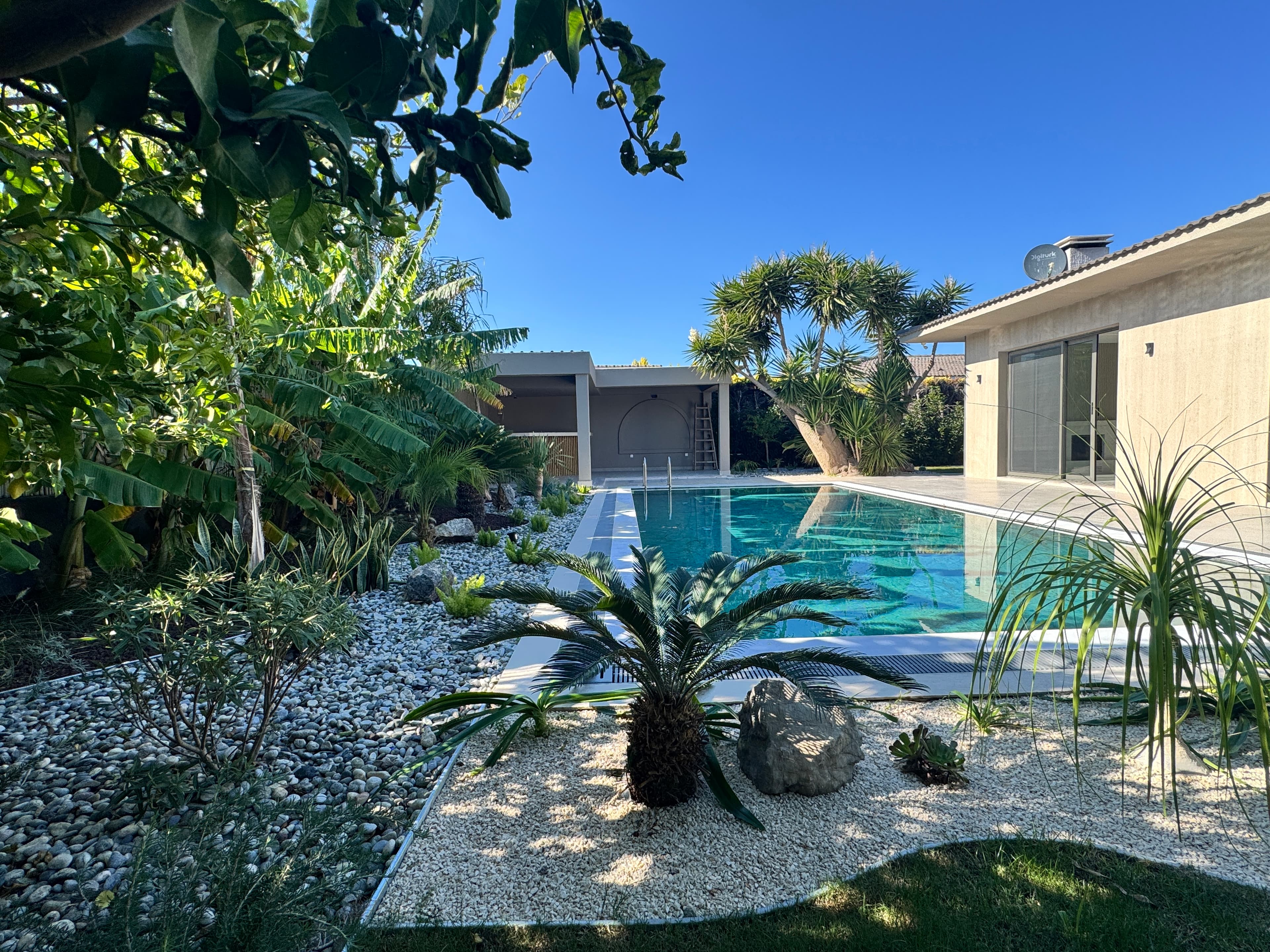 Çeşme Mamurbaba'da Satılık Renove Edilmiş Tek Katlı 5+1 Müstakil Havuzlu Lüks Villa, Ilıca, Çeşme