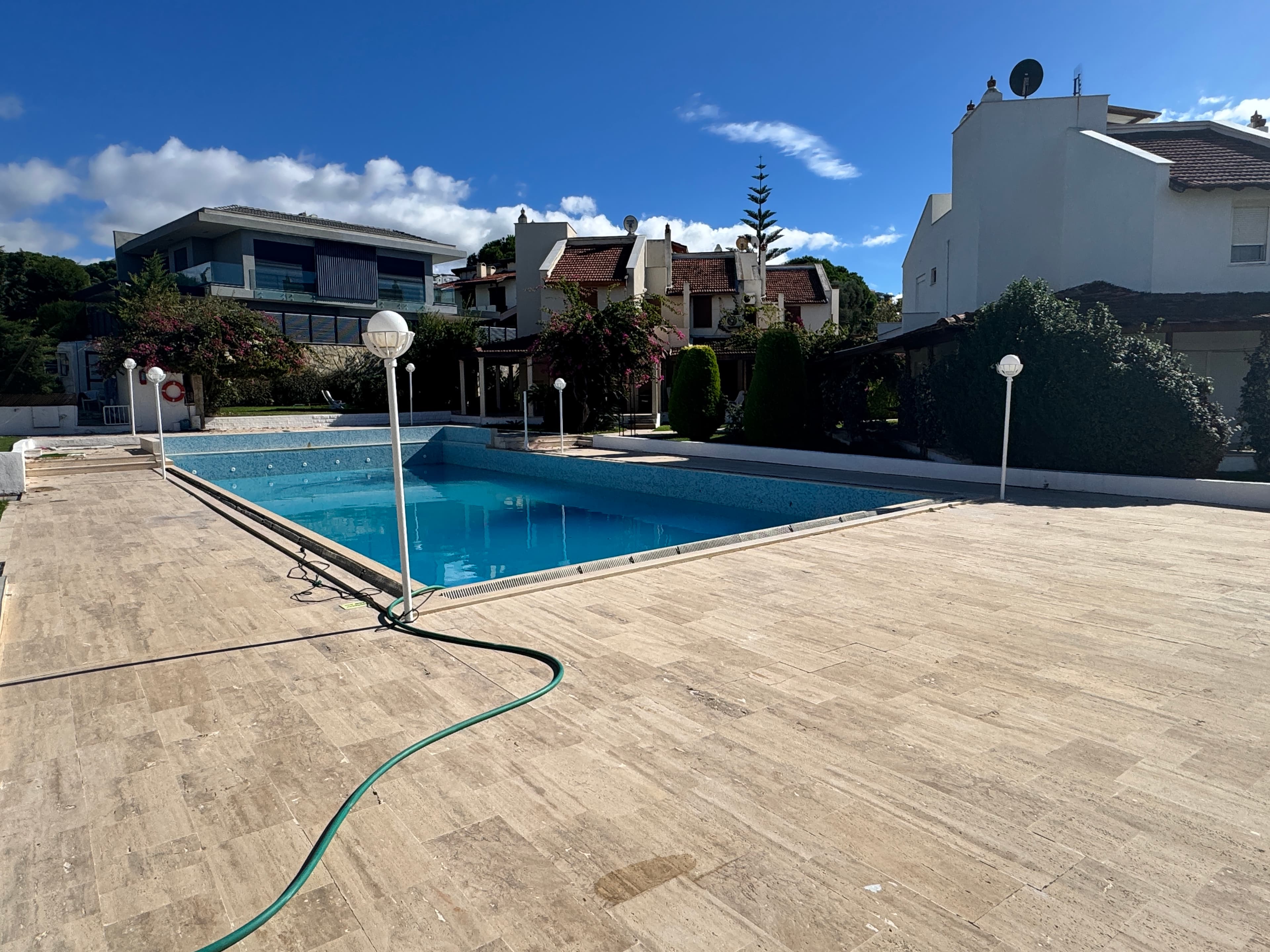 Çeşme Paşalimanı'nda Site İçinde Plaja 100 mt Mesafede Satılık Bakımlı 3+1 Havuzlu Villa, Ardıç, Çeşme