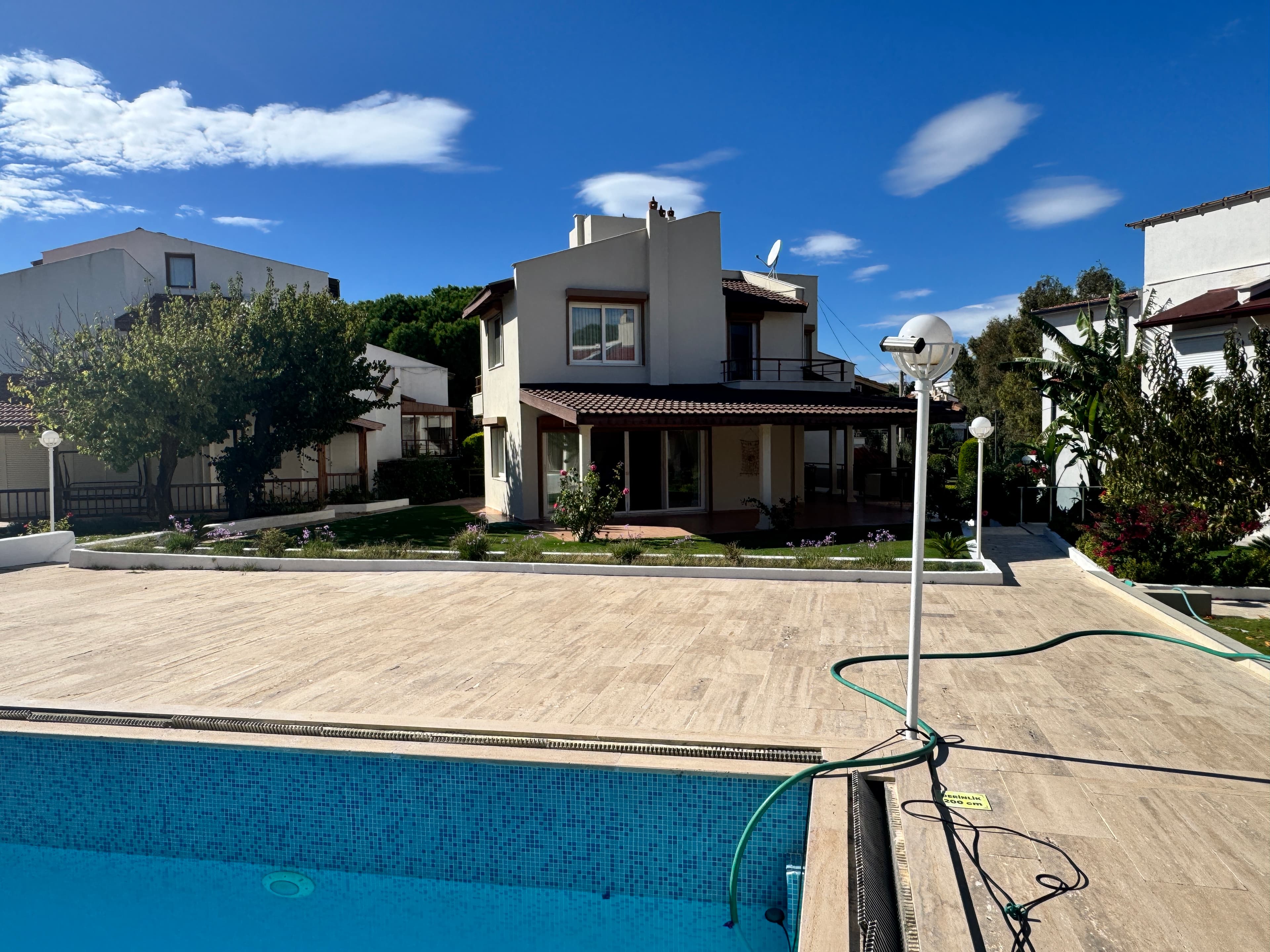 Çeşme Paşalimanı'nda Site İçinde Plaja 100 mt Mesafede Satılık Bakımlı 3+1 Havuzlu Villa, Ardıç, Çeşme