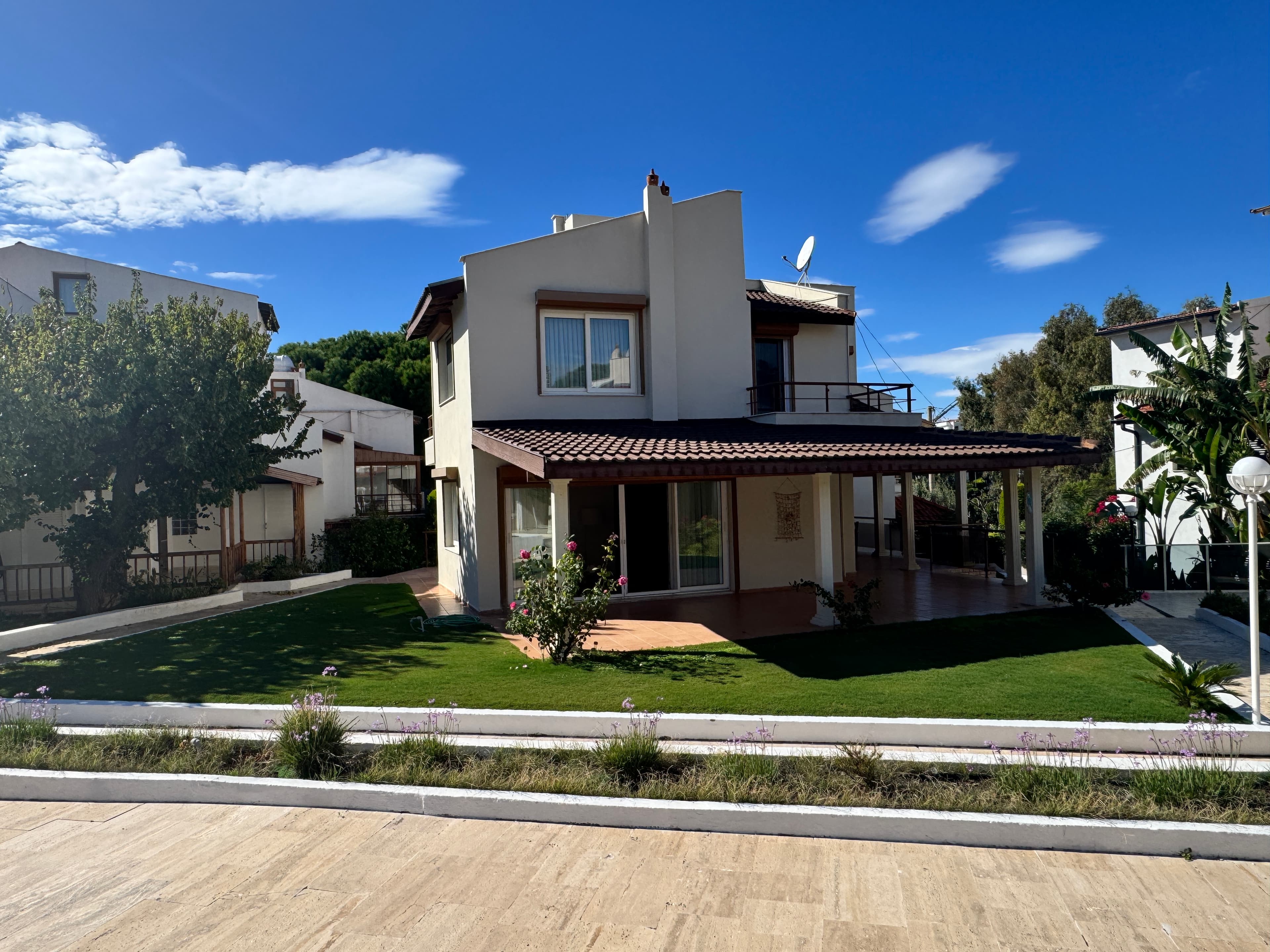 Çeşme Paşalimanı'nda Site İçinde Plaja 100 mt Mesafede Satılık Bakımlı 3+1 Havuzlu Villa, Ardıç, Çeşme
