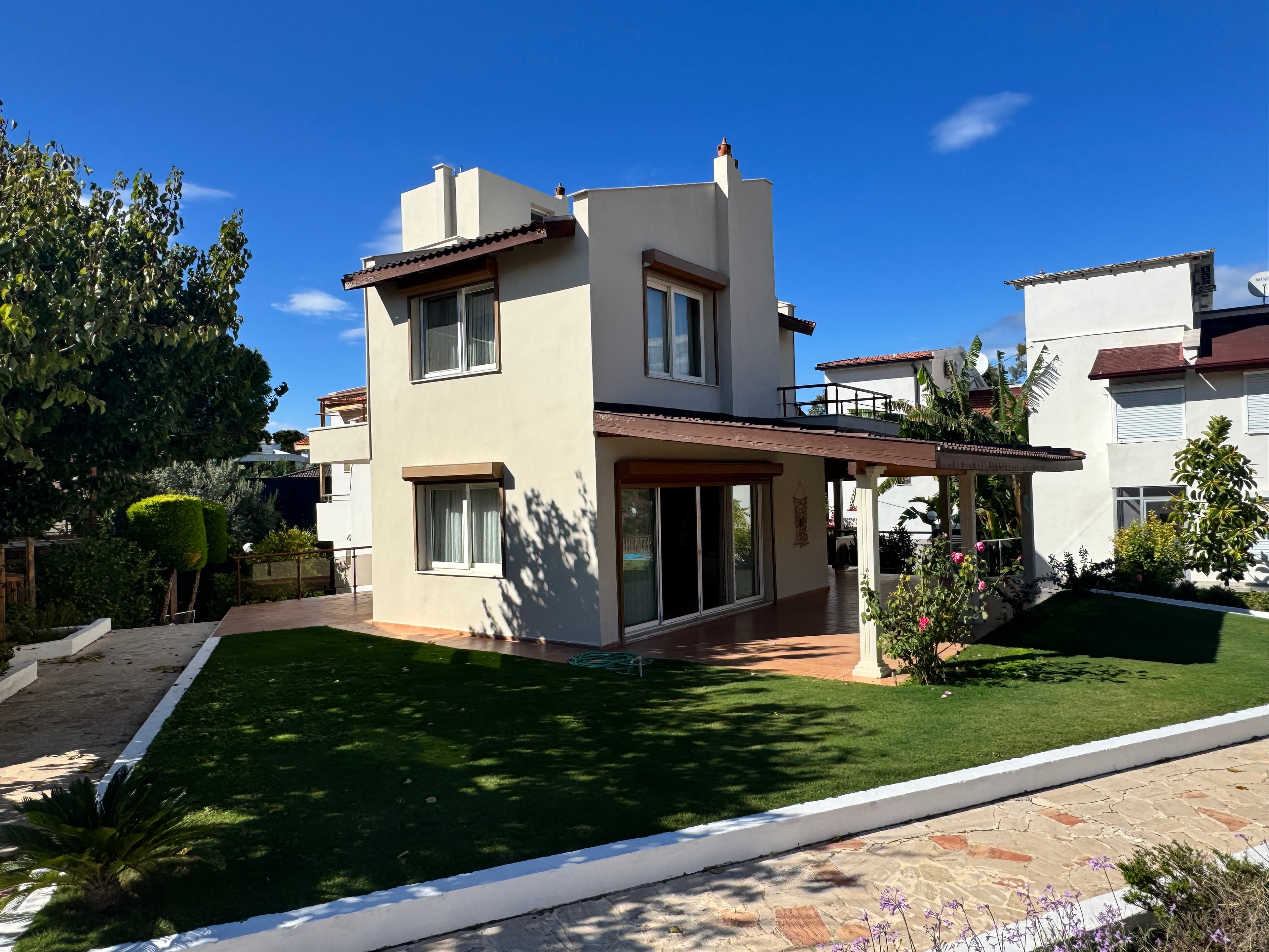 Çeşme Paşalimanı'nda Site İçinde Plaja 100 mt Mesafede Satılık Bakımlı 3+1 Havuzlu Villa, Ardıç, Çeşme