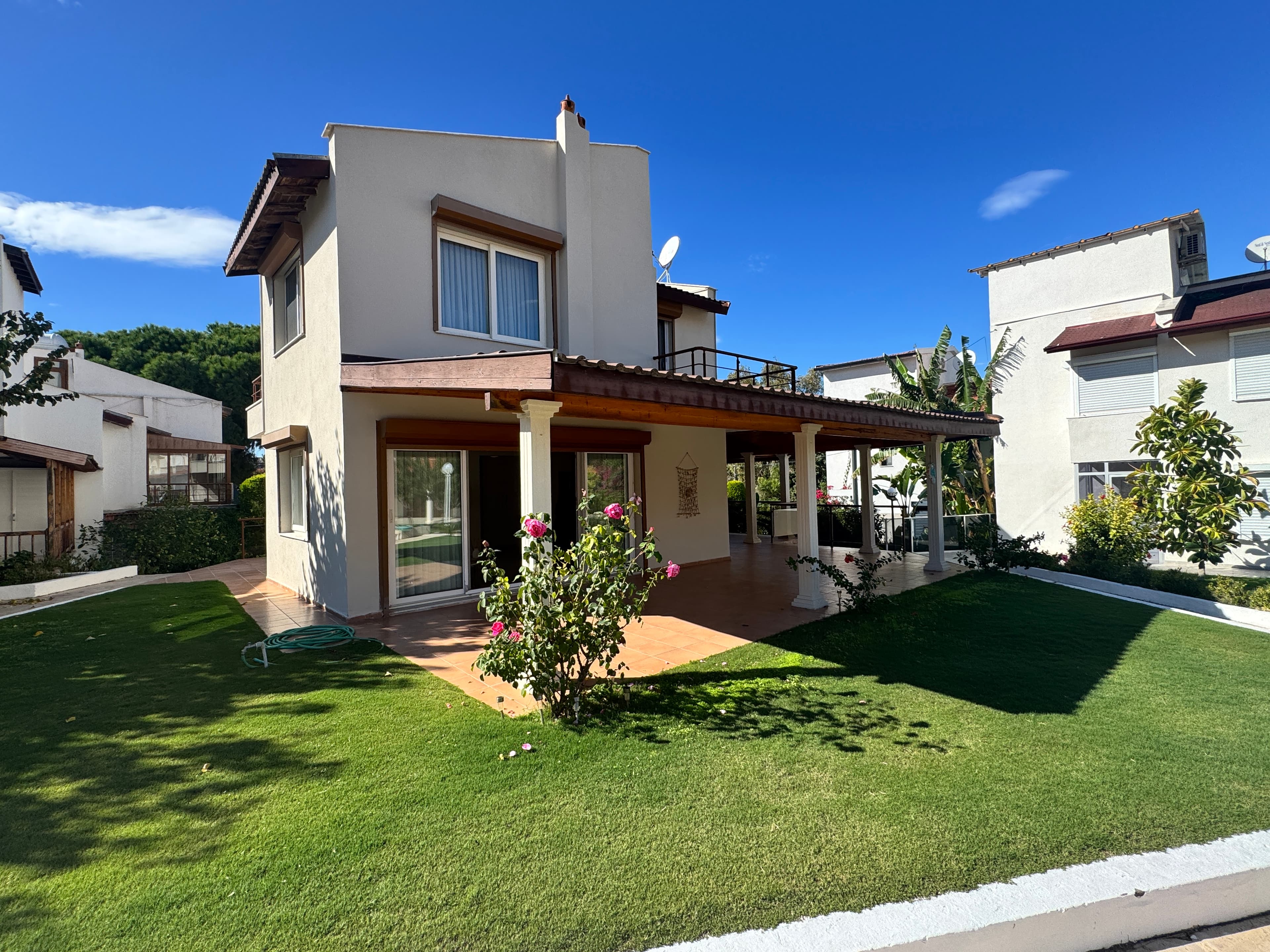 Çeşme Paşalimanı'nda Site İçinde Plaja 100 mt Mesafede Satılık Bakımlı 3+1 Havuzlu Villa, Ardıç, Çeşme