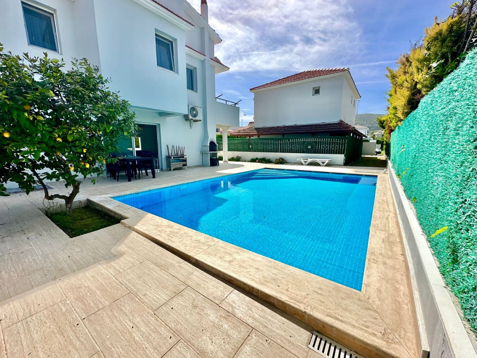 Alaçatı Göbene'de 3+1 Sezonluk Kiralık Müstakil Havuzlu Villa, Alaçatı