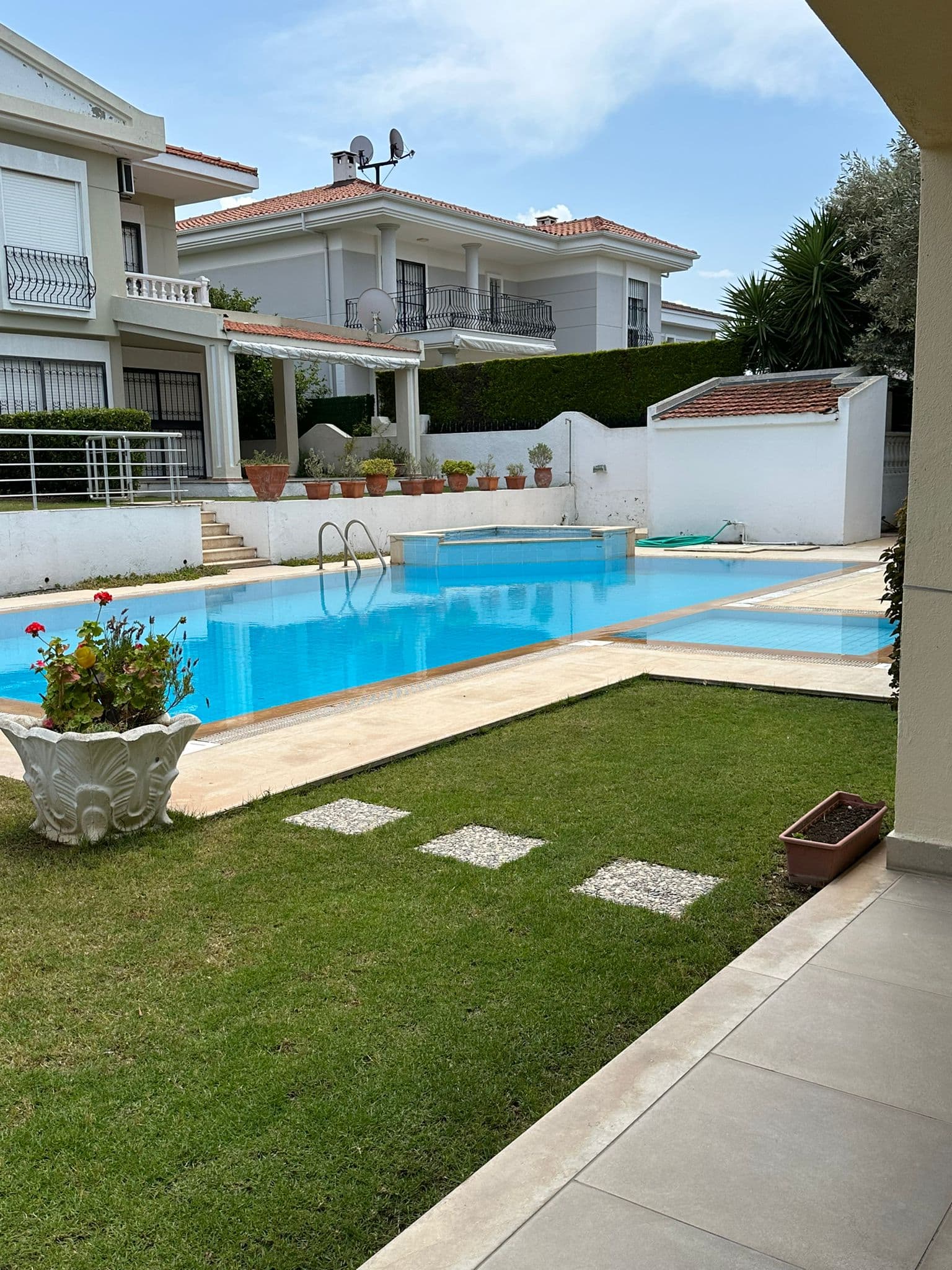 Alaçatı Çamlıkyol'da Satılık Site içinde 4+1 Havuzlu Geniş Villa, Alaçatı